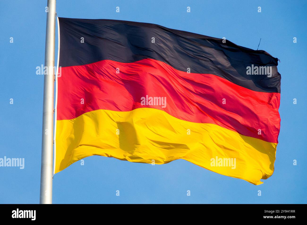 Bandiera tedesca che fluttua nel vento Foto Stock