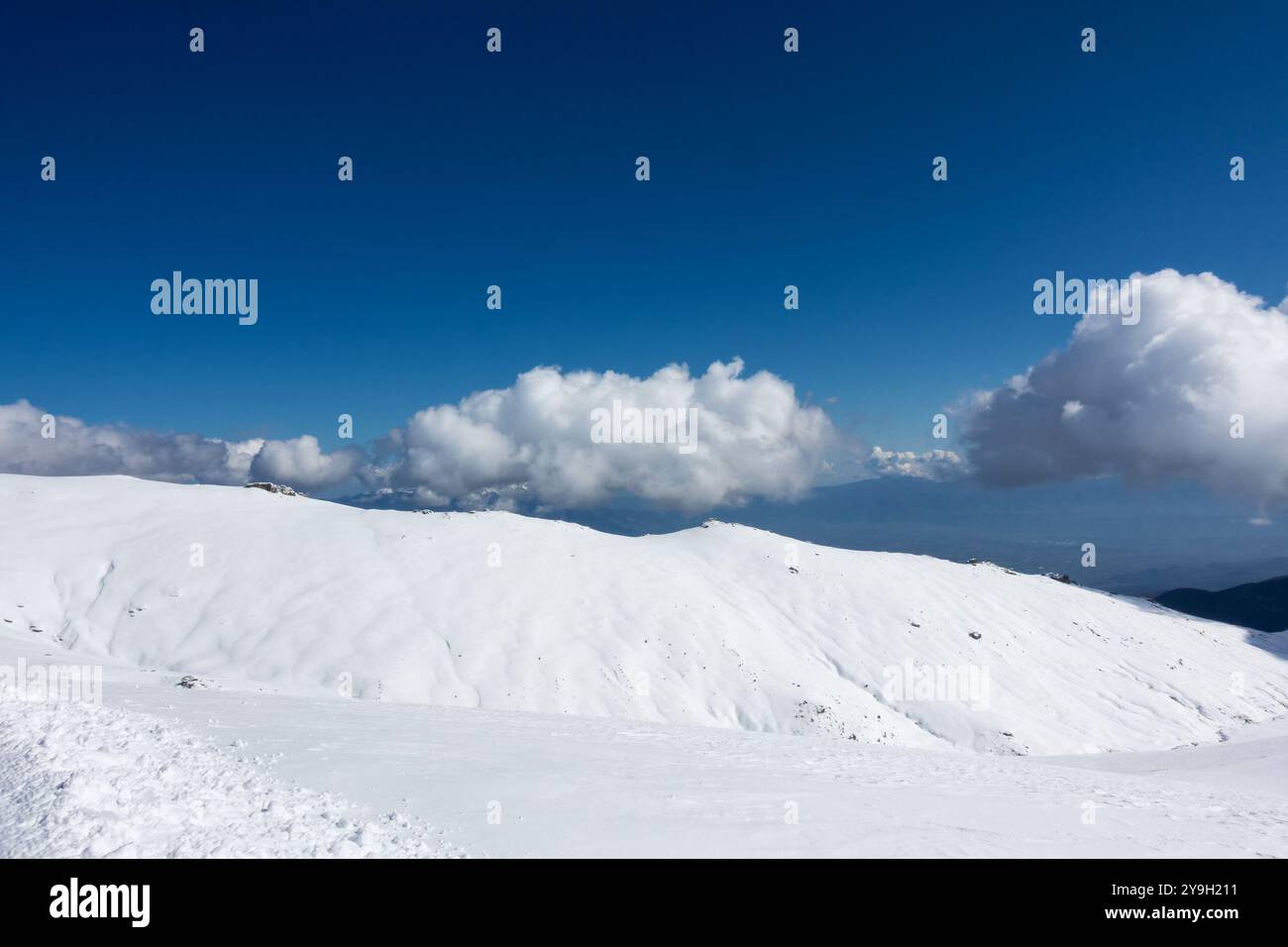 Panorama mozzafiato sulle piste innevate del centro sciistico Kaimaktsalan, Edessa, Grecia Foto Stock