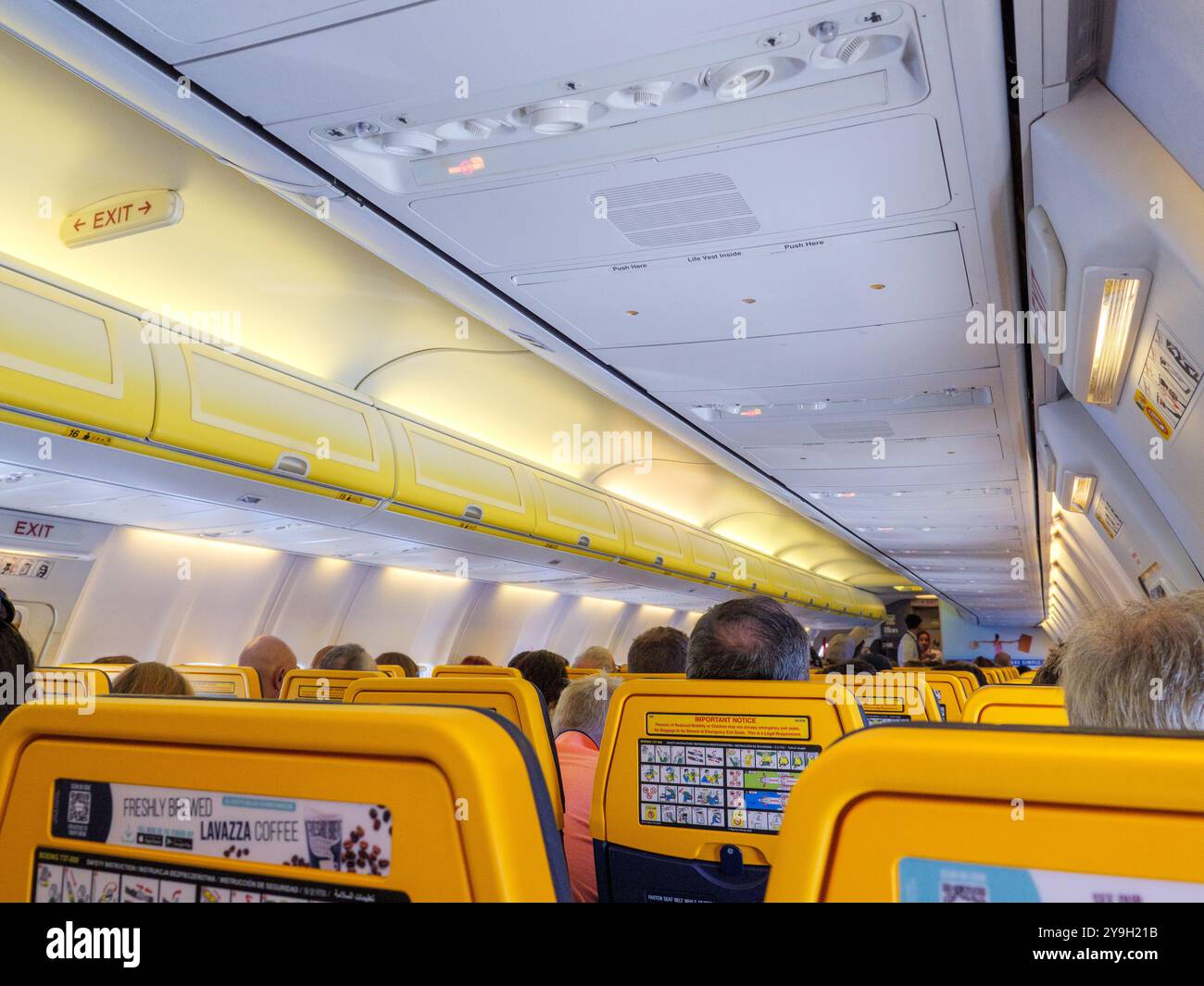 Posti a sedere passeggeri all'interno di un aereo Ryanair Foto Stock