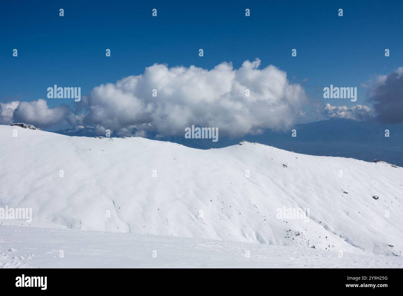 Panorama mozzafiato sulle piste innevate del centro sciistico Kaimaktsalan, Edessa, Grecia Foto Stock