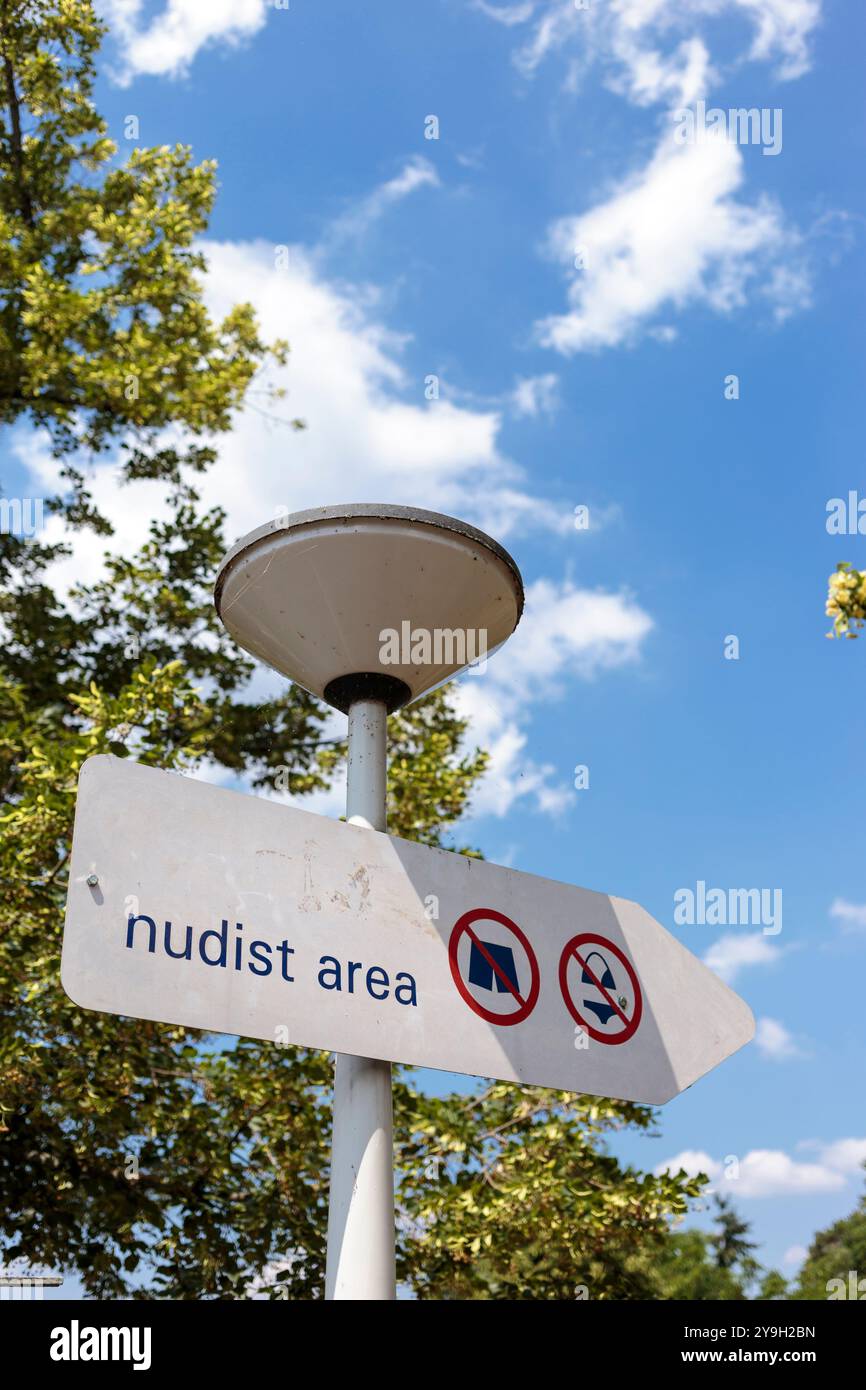 Cartello indicante l'area designata per prendere il sole nudo. Indicazione della zona per nudisti nel Beach club Foto Stock