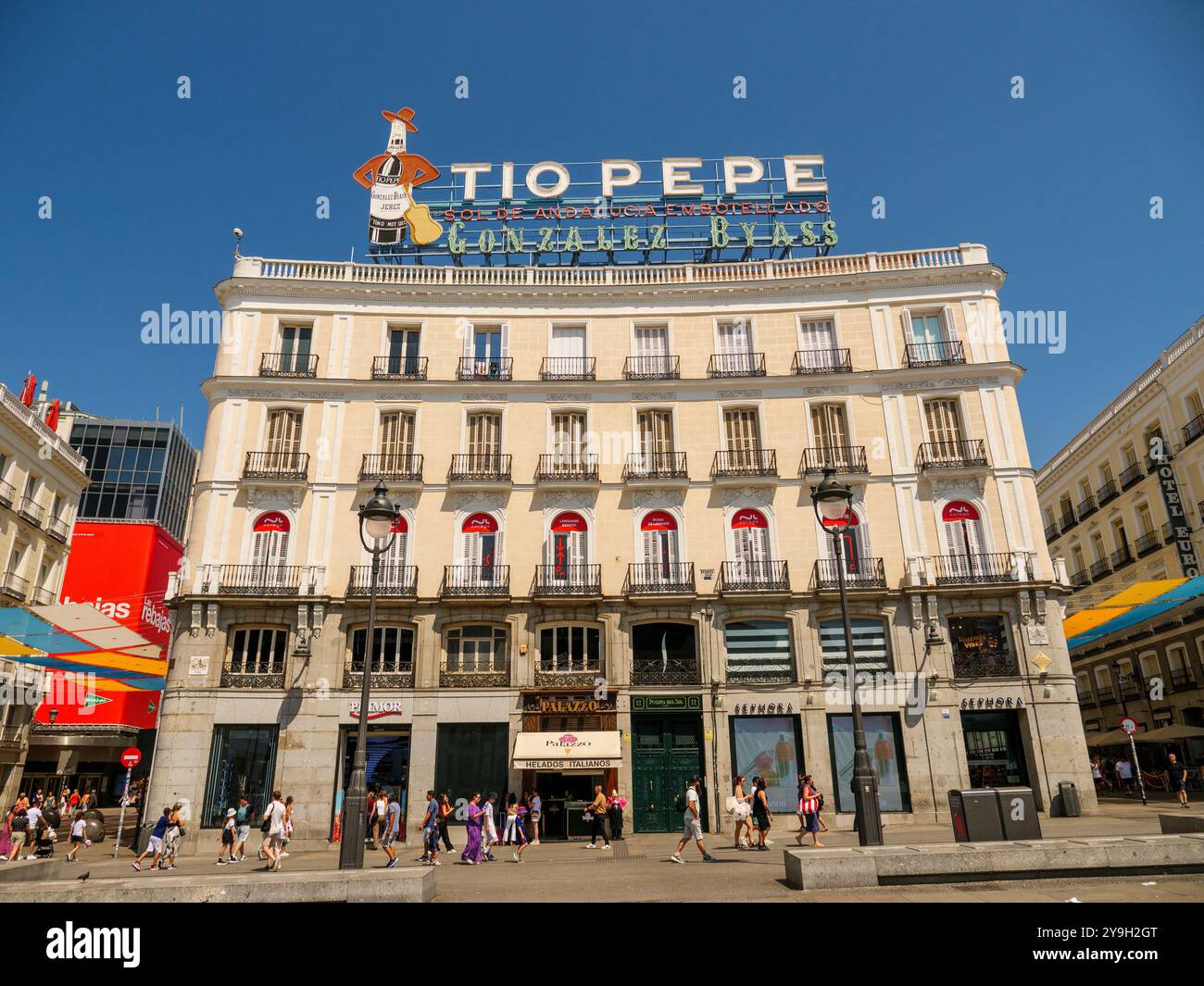 Cartello Tio Pepe sul tetto dell'edificio centrale sulla Puerta del Sol, Madrid, Spagna Foto Stock