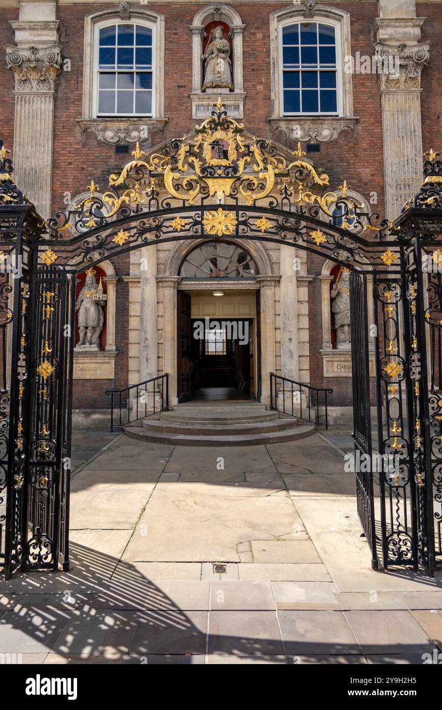 Le porte per la Guildhall Worcester in un giorno d'estate Foto Stock