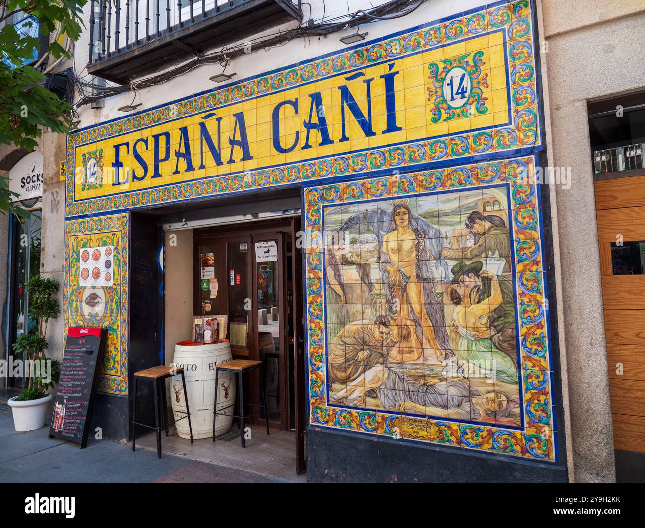 Piastrelle decorative colorate sul bar Espana Cani nel quartiere Huertas, Madrid, Spagna Foto Stock
