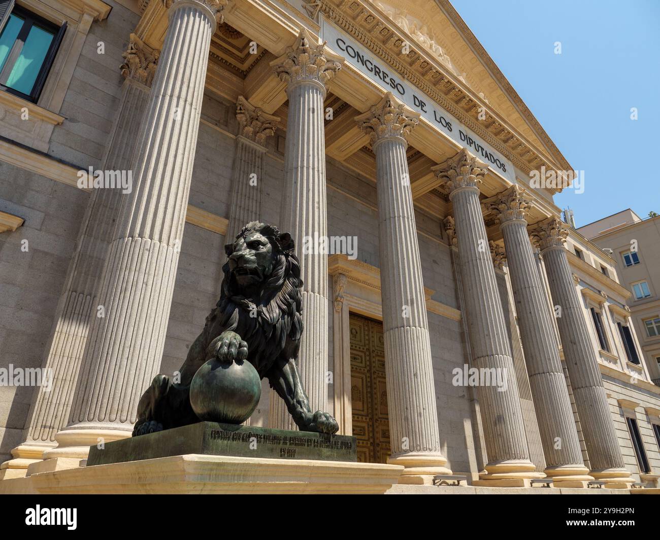 Statua del Leone all'esterno del Palazzo del Parlamento o del Palacio de las Cortes, dove si riunisce il Congresso dei deputati, Madrid, Spagna Foto Stock