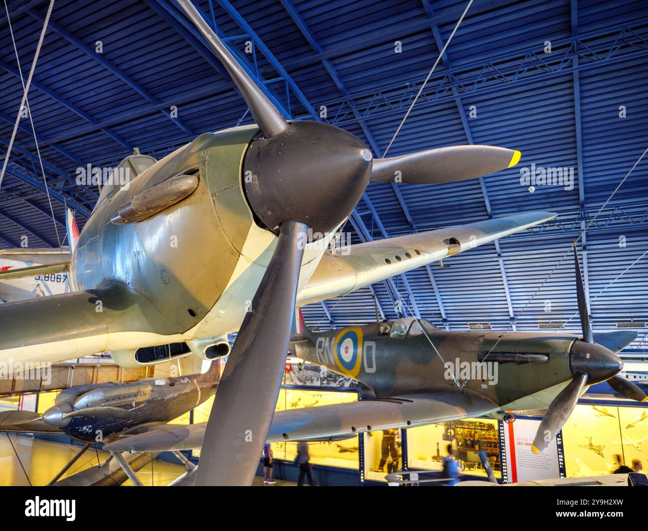 Aerei da caccia Hawker Hurricane Mk i e Vickers-Supermarine Mk i Spitfire all'interno del Science Museum, Londra, Regno Unito Foto Stock