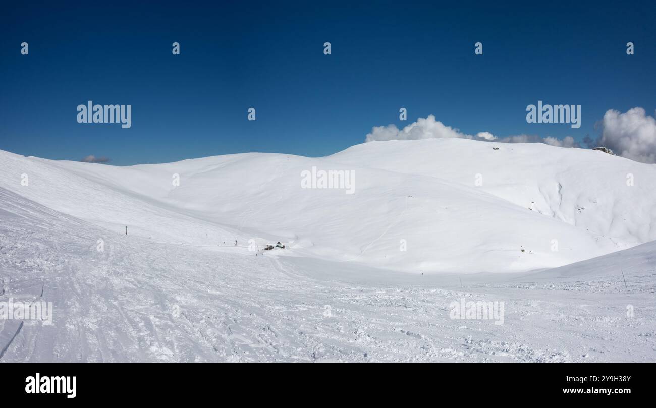 Panorama mozzafiato sulle piste innevate del centro sciistico Kaimaktsalan, Edessa, Grecia Foto Stock