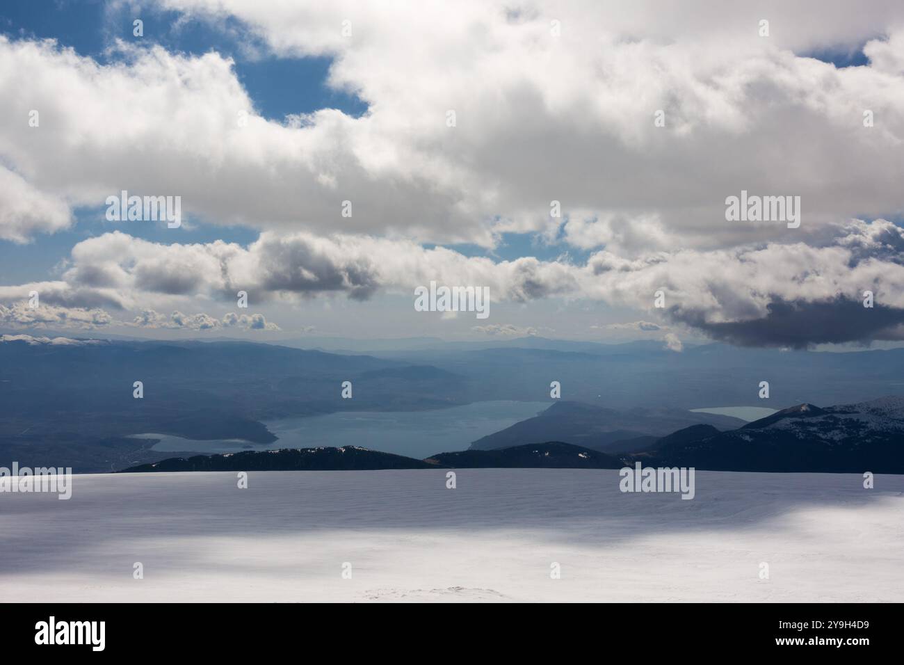 Panorama mozzafiato sulle piste innevate del centro sciistico Kaimaktsalan, Edessa, Grecia Foto Stock