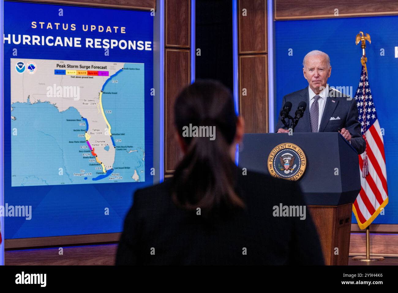 Il presidente degli Stati Uniti Joe Biden pronuncia osservazioni sulla risposta federale all'uragano Milton durante un briefing dal South Court Auditorium nell'Eisenhower Executive Office Building nel White House Campus di Washington, DC, USA, 10 ottobre 2024. All'inizio della giornata, il Segretario americano per la sicurezza interna Alejandro Mayorkas ha dato un aggiornamento e ha risposto alle domande sulla risposta federale agli uragani Helene e MiltonCredit: Shawn Thew/Pool tramite CNP/MediaPunch Foto Stock