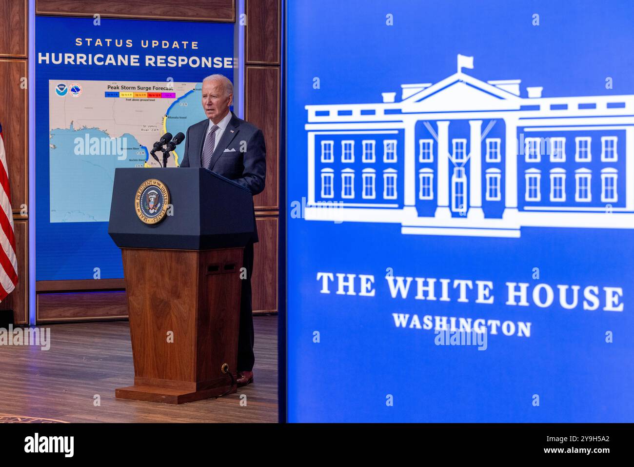 Il presidente degli Stati Uniti Joe Biden pronuncia osservazioni sulla risposta federale all'uragano Milton durante un briefing dal South Court Auditorium nell'Eisenhower Executive Office Building nel White House Campus di Washington, DC, USA, 10 ottobre 2024. All'inizio della giornata, il Segretario americano per la sicurezza interna Alejandro Mayorkas ha dato un aggiornamento e ha risposto alle domande sulla risposta federale agli uragani Helene e MiltonCredit: Shawn Thew/Pool tramite CNP/MediaPunch Foto Stock