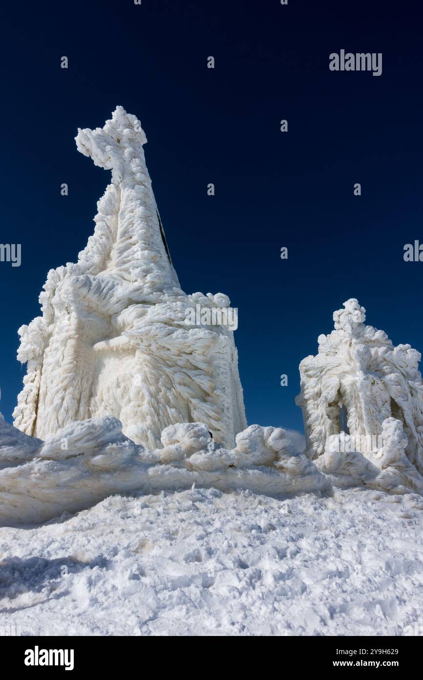 La cappella dei Santi Pietro e Paolo sulla cima del monte Kaimaktsalan, ricoperta di ghiaccio e neve, dove ebbe luogo una grande battaglia nella prima guerra mondiale Foto Stock