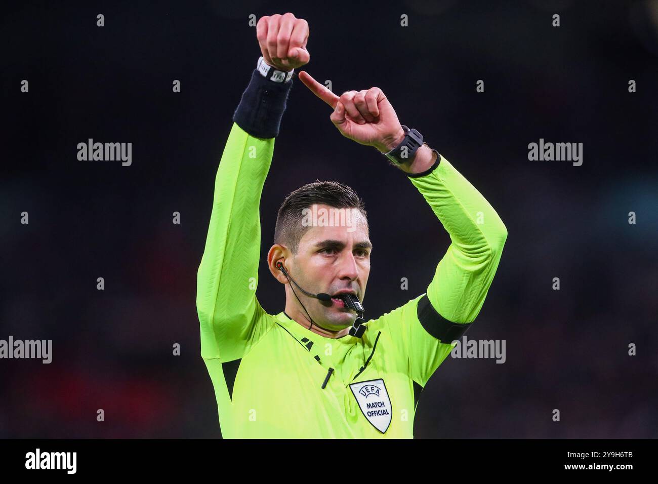 L'arbitro Andrea Colombo segnala al suo orologio durante la UEFA Nations League - League B - gruppo B2 - partita Inghilterra vs Grecia allo stadio di Wembley, Londra, Regno Unito, 10 ottobre 2024 (foto di Gareth Evans/News Images) Foto Stock
