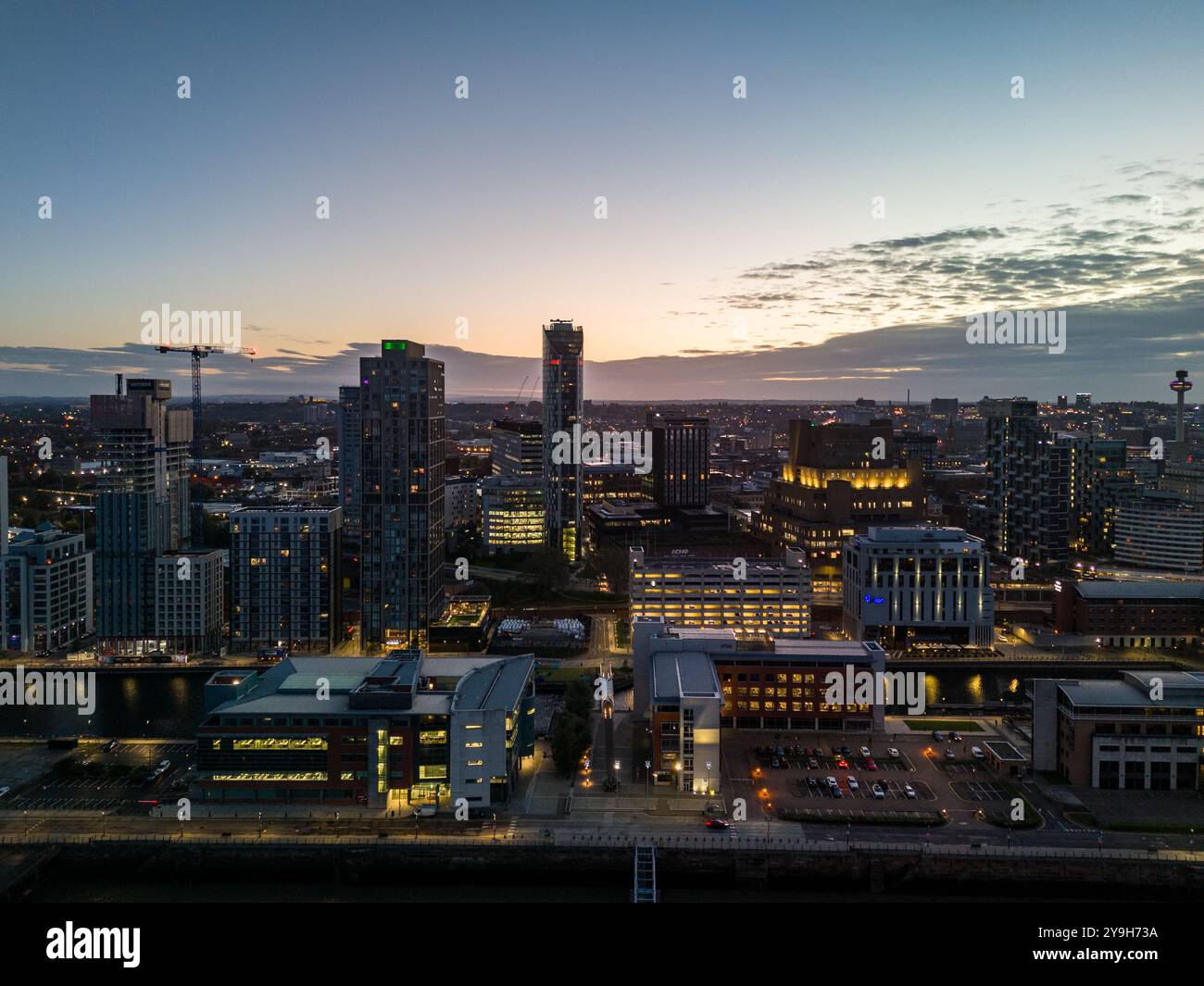 Vista aerea della città di liverpool al tramonto, che mostra il fiume mersey e gli edifici illuminati Foto Stock