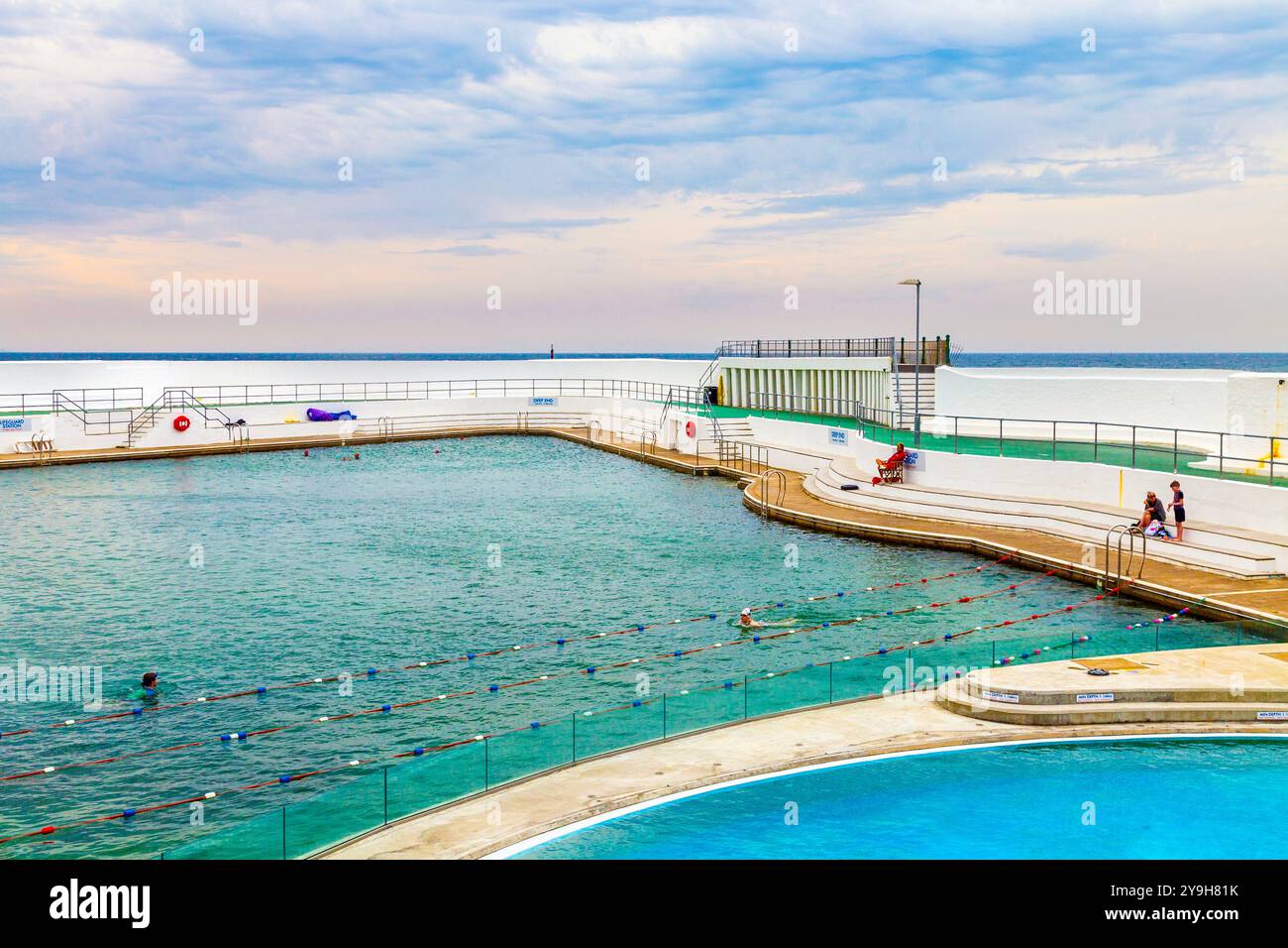 Piscina in stile art deco del lido Jubilee degli anni '1930 con vista su Mount's Bay, Penzance, Penwith Peninsula, Cornovaglia, Inghilterra Foto Stock