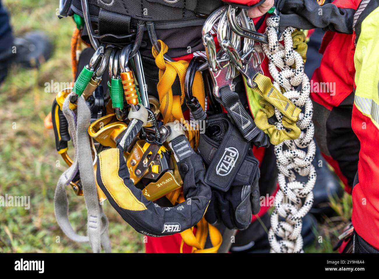 Attrezzatura dei soccorritori in altezza dei vigili del fuoco professionali di Gelsenkirchen, che praticano la discesa da una turbina eolica da un'altezza di 110 mete Foto Stock
