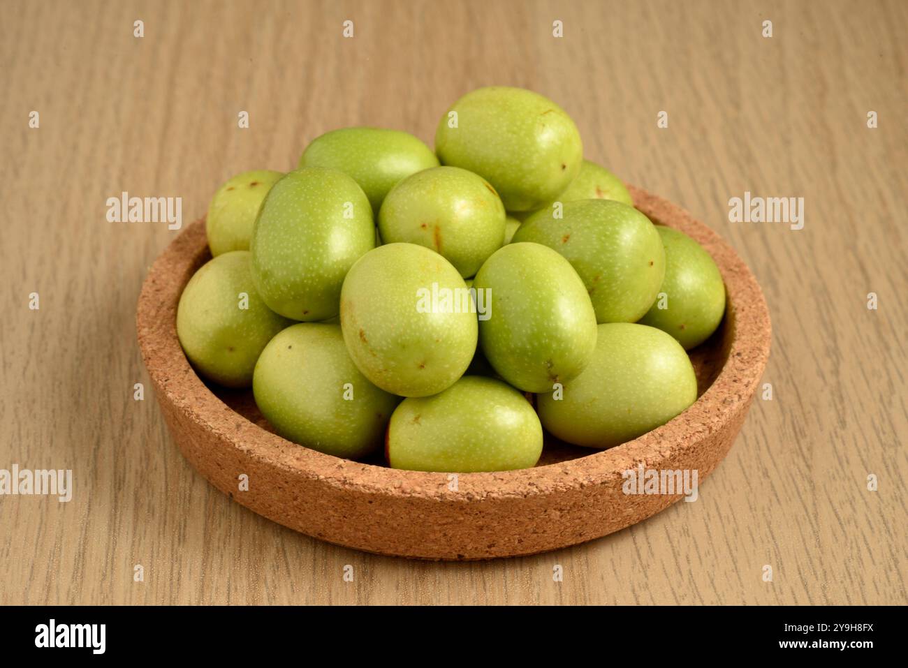 Giuggiolo immaturo verde Ziziphus jujuba frutta, datteri rossi, datteri indiani o datteri cinesi natura morta Foto Stock