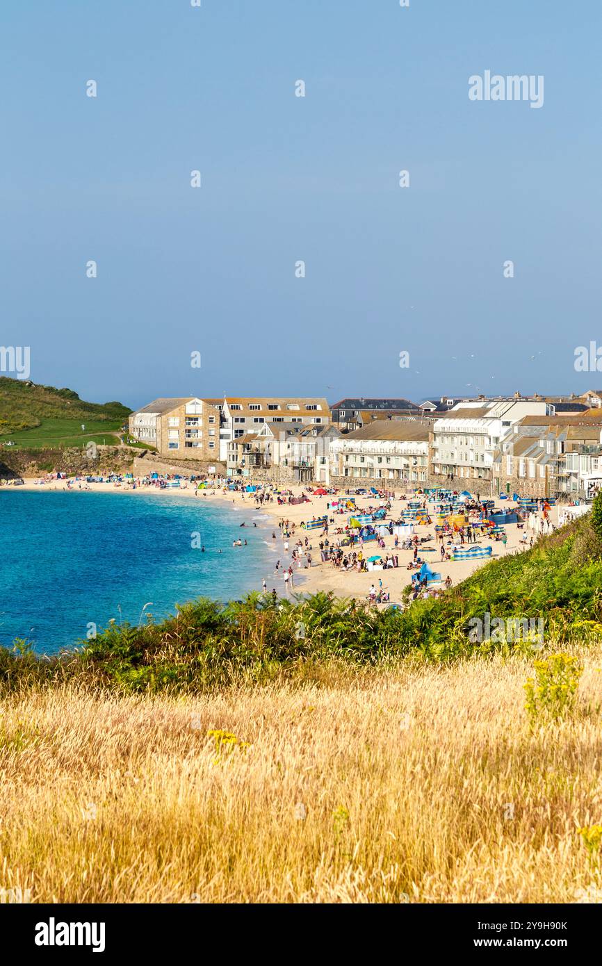 Vista sulla spiaggia di Porthmeor in una giornata di sole a St Ives, Cornovaglia, Regno Unito Foto Stock