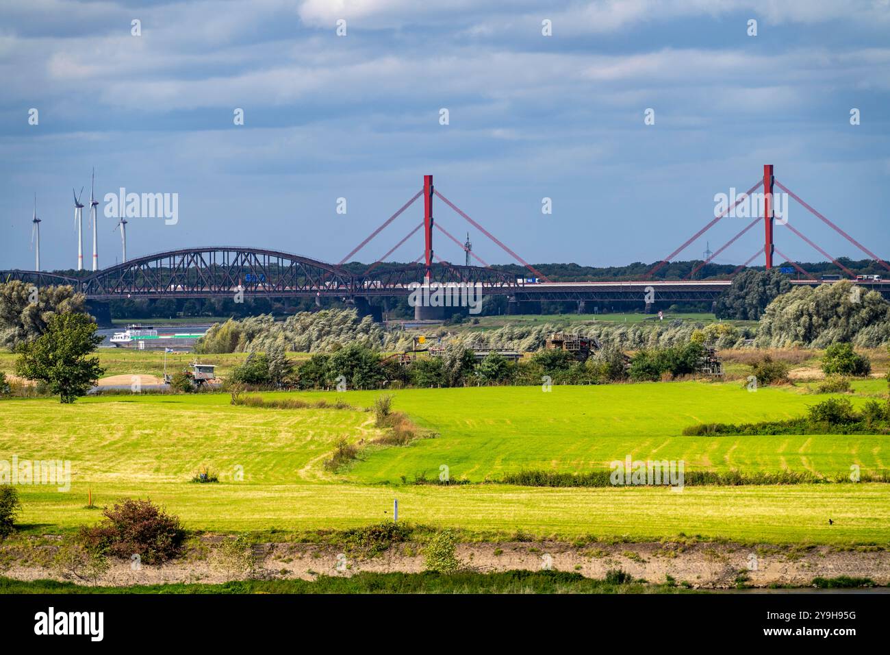 Reno a Duisburg-Beeckerwerth, vista sui prati del Reno, sul ponte ferroviario Haus-Knipp e sul ponte autostradale Beeckerwerth sul Reno, A42, Foto Stock