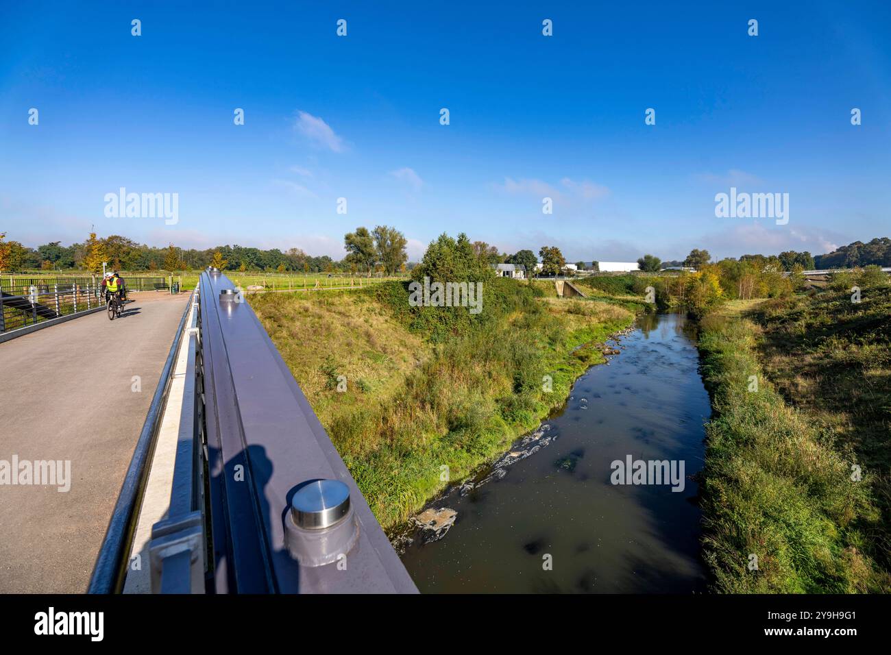 Brücke über die renaturierte Emscher im Emscherland, ein neuer Natur- und Wassererlebnispark am Wasserkreuz der Emscher mit dem Rhein-Herne-Kanal, mit viel Natur und Erholungsflächen und Informationsorten zum Emscherumbau und der regionalen Natur, NRW, Deutschland, Emscherland Emscherland Foto Stock