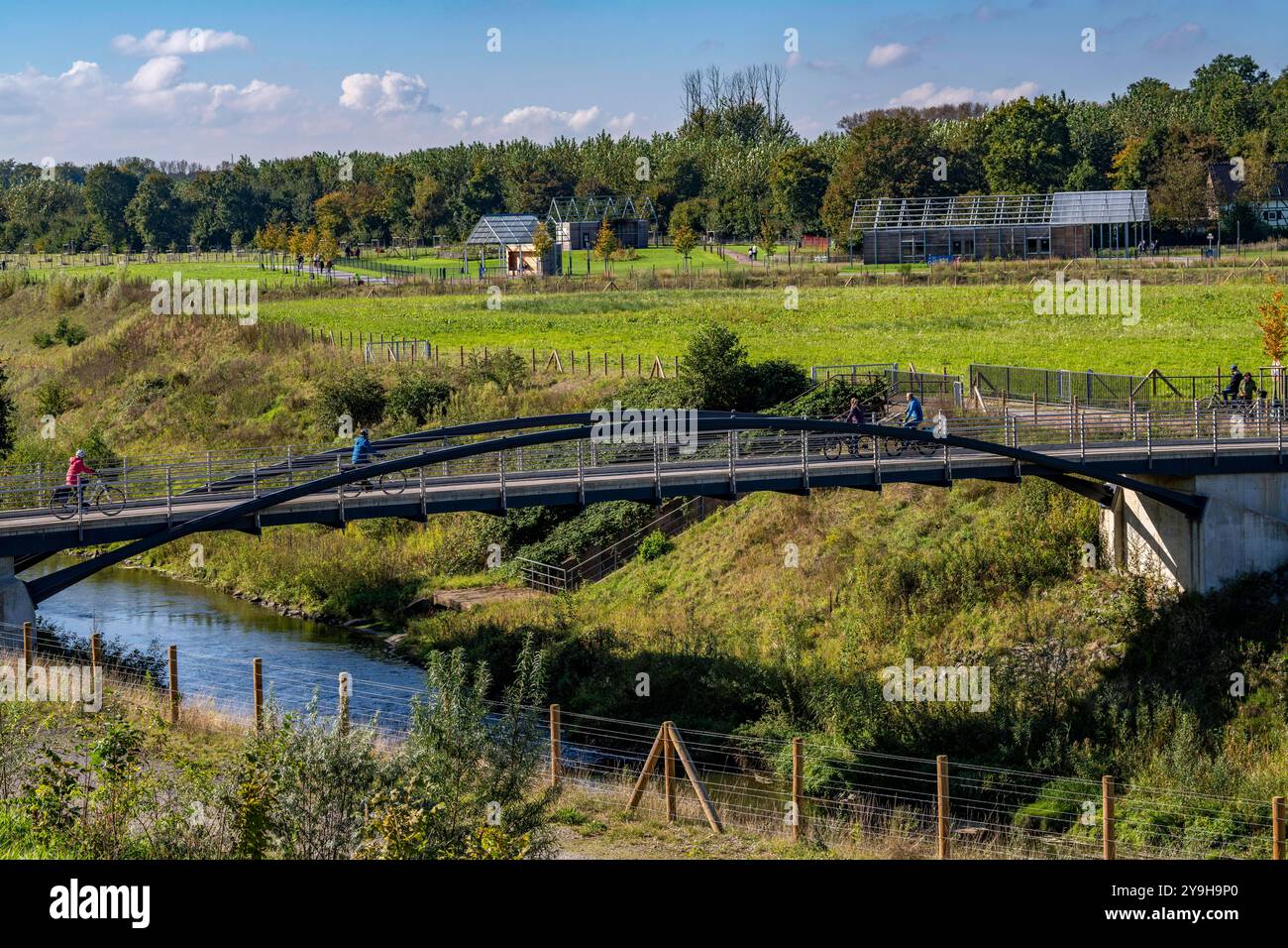 Brücke über die renaturierte Emscher im Emscherland, ein neuer Natur- und Wassererlebnispark am Wasserkreuz der Emscher mit dem Rhein-Herne-Kanal, mit viel Natur und Erholungsflächen und Informationsorten zum Emscherumbau und der regionalen Natur, NRW, Deutschland, Emscherland Emscherland Foto Stock