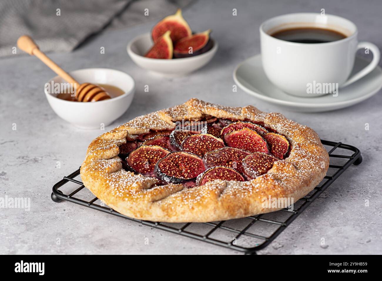 Fotografia gastronomica di galette con fichi e ricotta, torta dolce, pasta frolla, dessert, farina integrale, zucchero a velo, caffè, miele Foto Stock