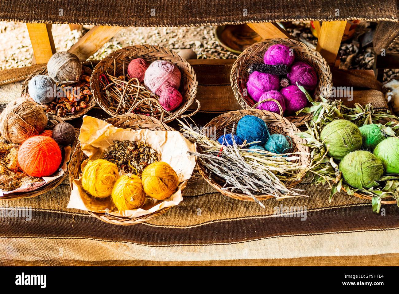 Esposizione di ingredienti naturali per le palle di lana di alpaca, Perù Foto Stock