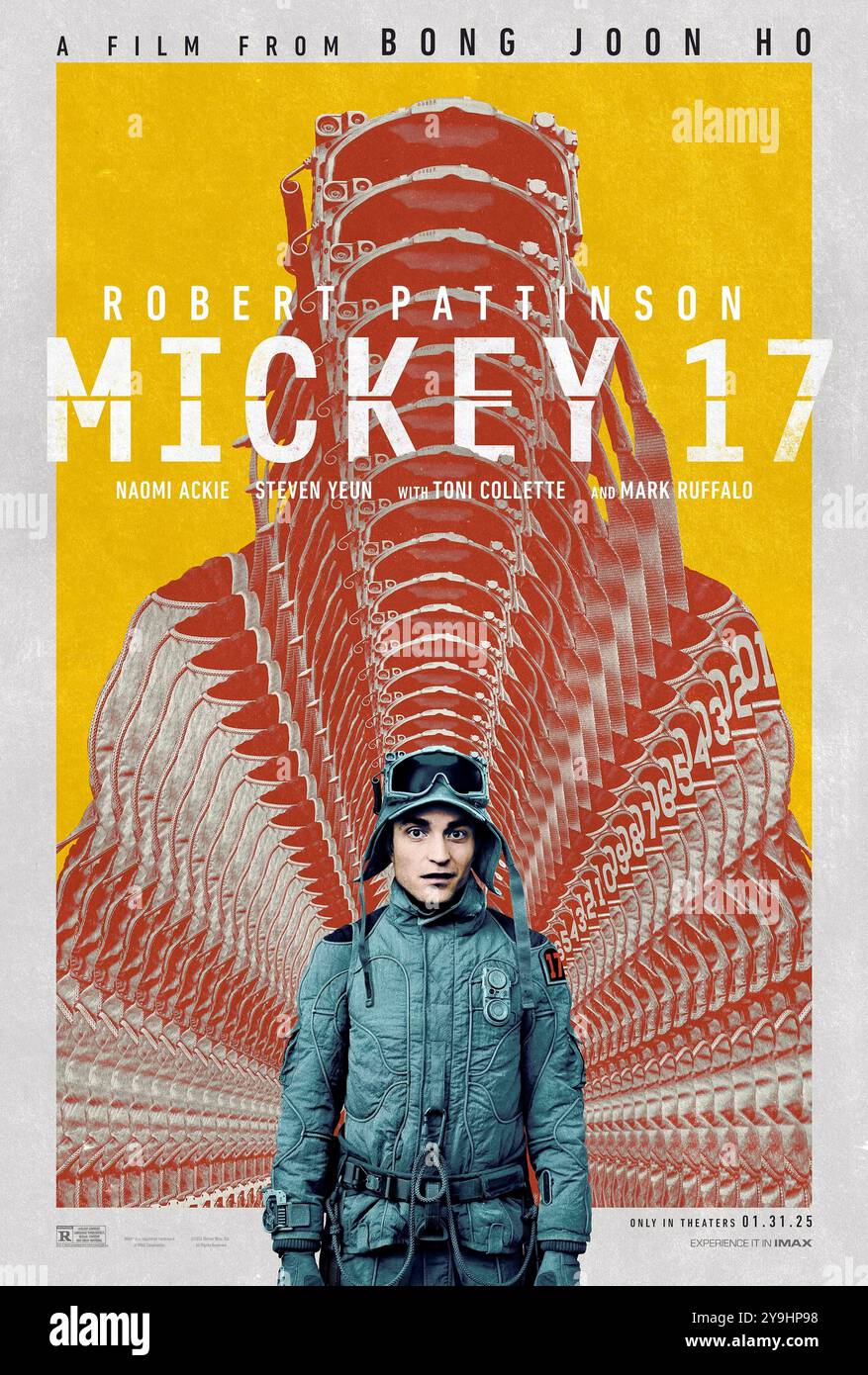 Mickey 17 (2025) diretto da Bong Joon ho e interpretato da Robert Pattinson, Naomi Ackie e Toni Collette. L'adattamento del romanzo di Edward Ashton su Topolino 17, noto come un "sacrificabile", intraprende un pericoloso viaggio per colonizzare un pianeta ghiacciato. Poster US Advance ***SOLO PER USO EDITORIALE***. Crediti: BFA / Warner Bros Foto Stock
