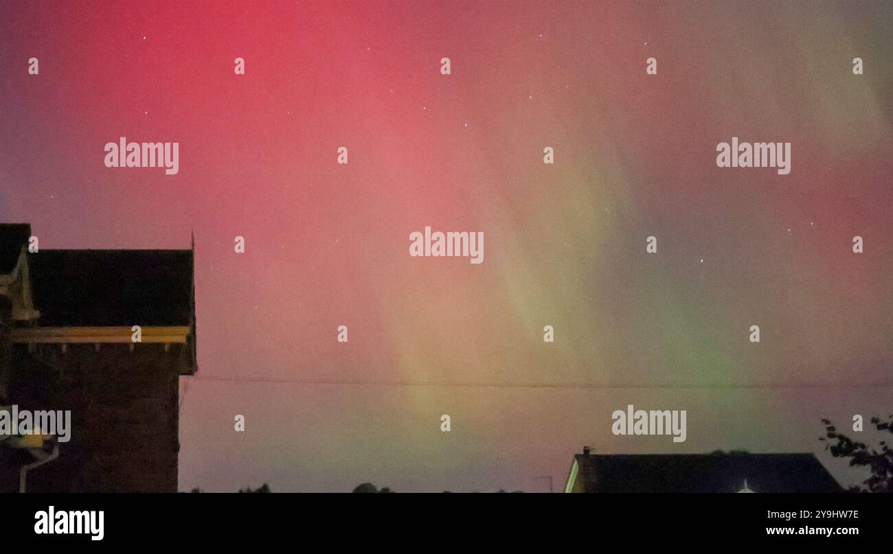 Magheralin, Contea di Armagh, Irlanda del Nord, Regno Unito. 10 ottobre 2024. Aurora boreale - aurora boreale - visibile nel cielo a seguito dell'attività geomagnetica solare. Crediti: CAZIMB/Alamy Live News. Foto Stock
