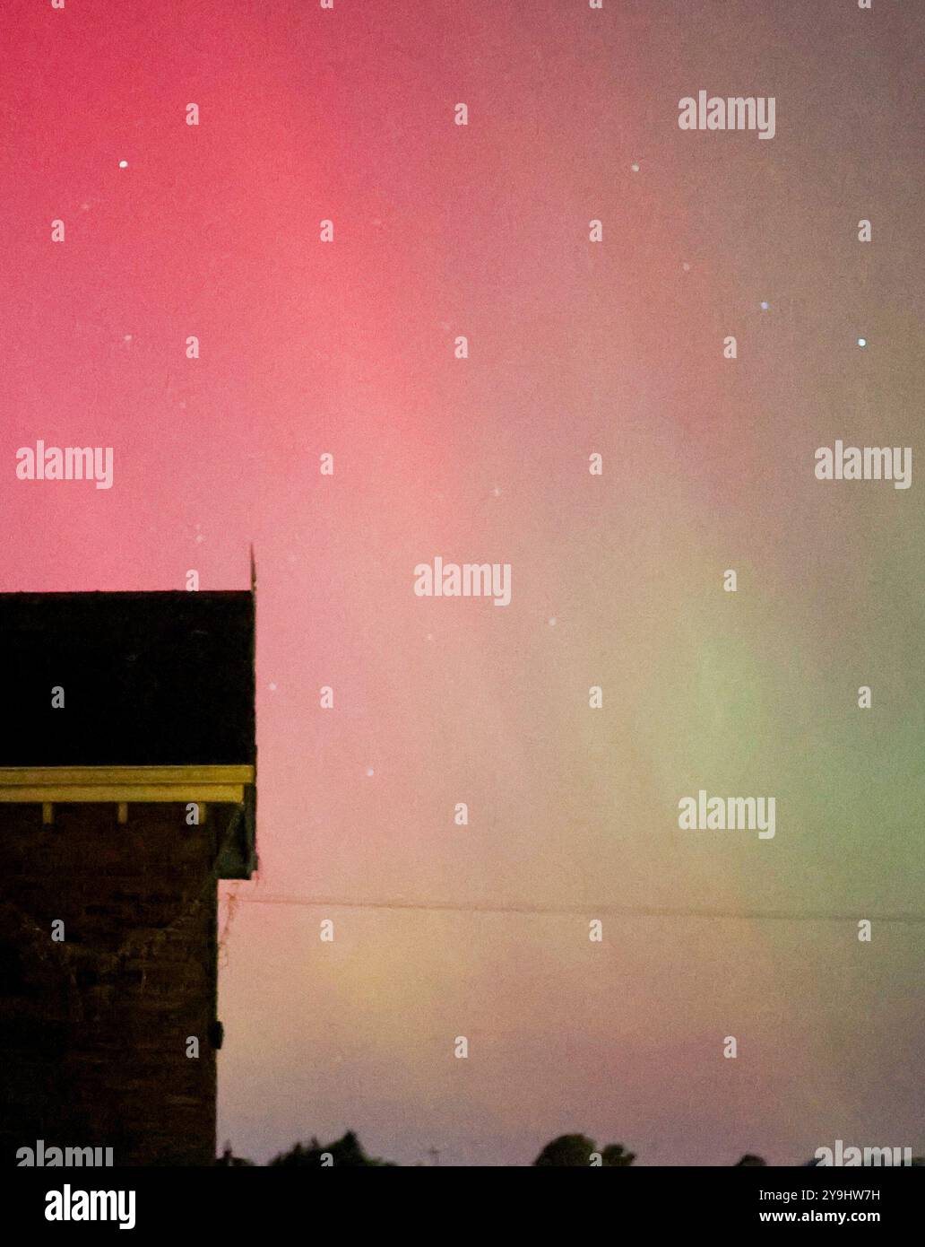 Magheralin, Contea di Armagh, Irlanda del Nord, Regno Unito. 10 ottobre 2024. Aurora boreale - aurora boreale - visibile nel cielo a seguito dell'attività geomagnetica solare. Crediti: CAZIMB/Alamy Live News. Foto Stock