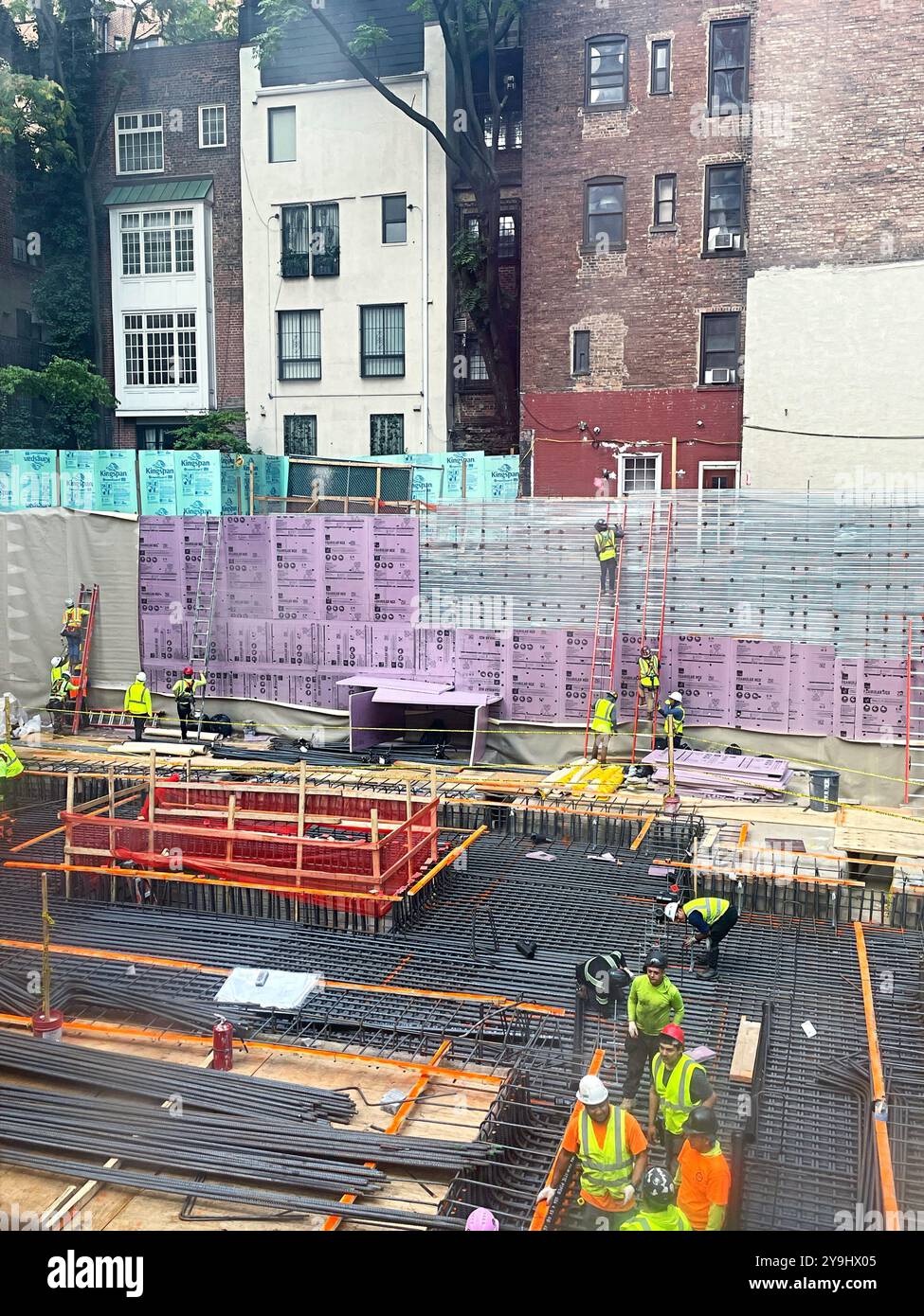 Operai operai in un cantiere per un condominio a Murray Hill, 2024, New York City, Stati Uniti Foto Stock