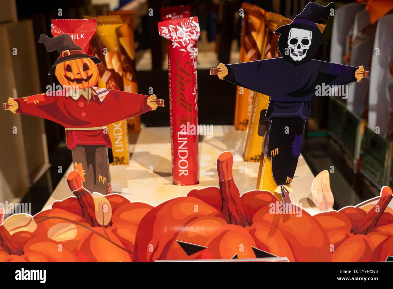 Lindt Chocolatier è un negozio di caramelle svizzero situato in 34th Street vicino a Herald Square a New York City, USA 2024 Foto Stock