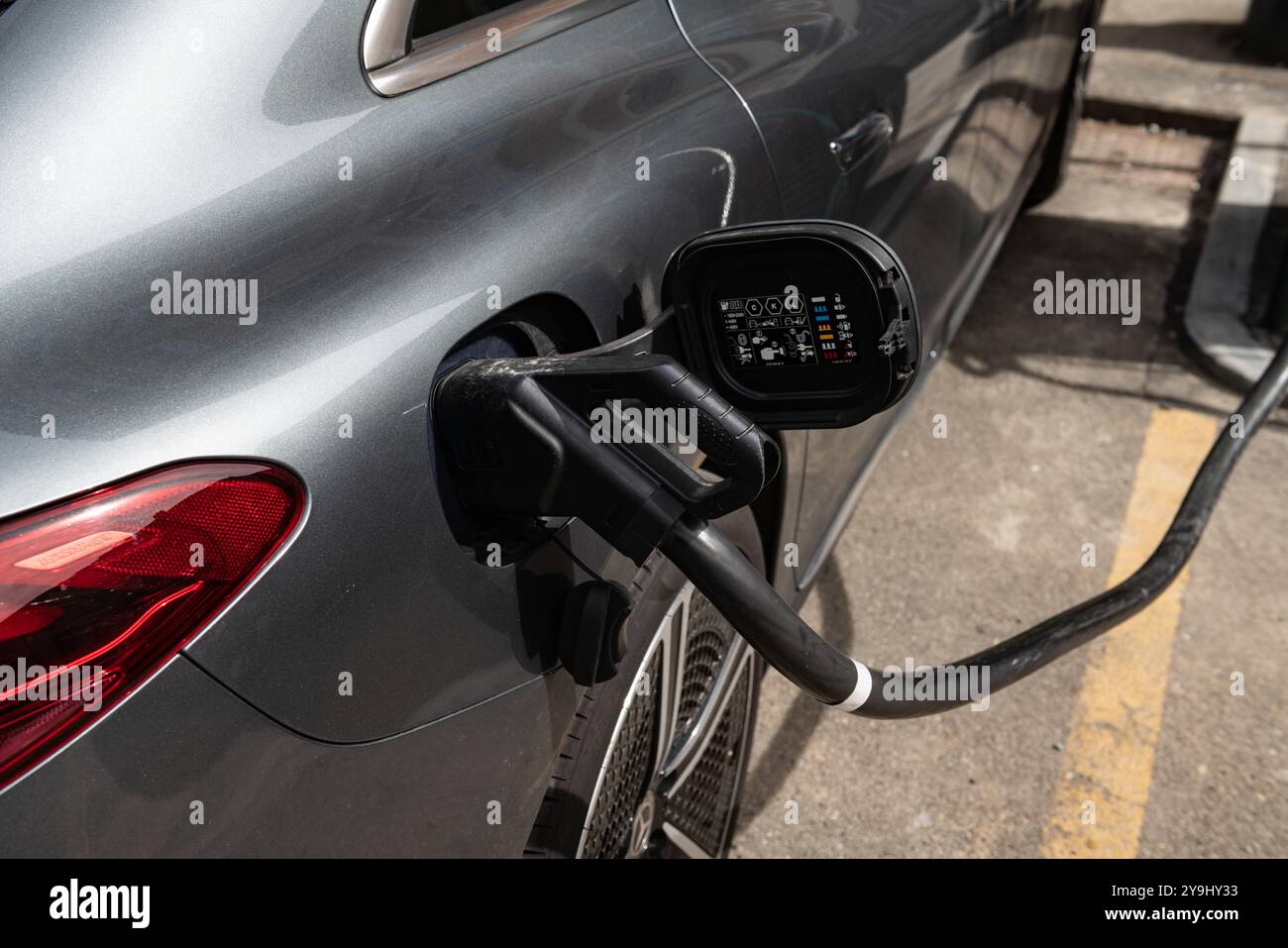 auto elettrica, ricarica rapida e plug-in per le stazioni di ricarica, obiettivo a zero emissioni in città, politiche ambientali ecologiche. green deal, incenti Foto Stock