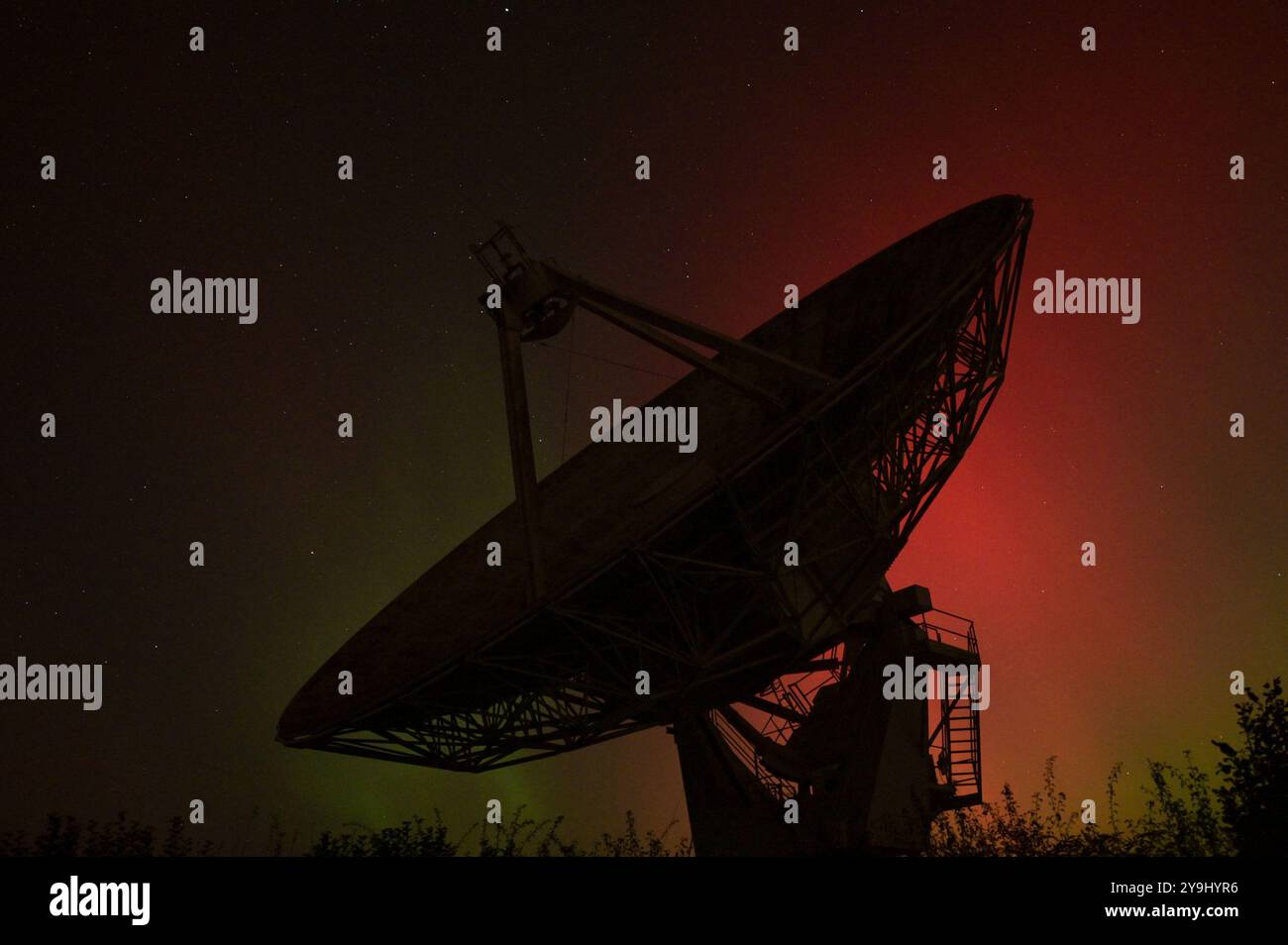 Knockin, Shropshire 10 ottobre 2024. Una bella e vivida aurora illuminò il cielo dietro il Knockin radio Telescope vicino a Oswestry nello Shropshire il giovedì sera. L'aurora boreale fu uno spettacolo per la maggior parte del Regno Unito. Il radiotelescopio Knockin, vicino a Oswestry, fa parte di un array gestito dal famoso Jodrell Bank Observatory. Crediti: British News and Media/Alamy Live News Foto Stock