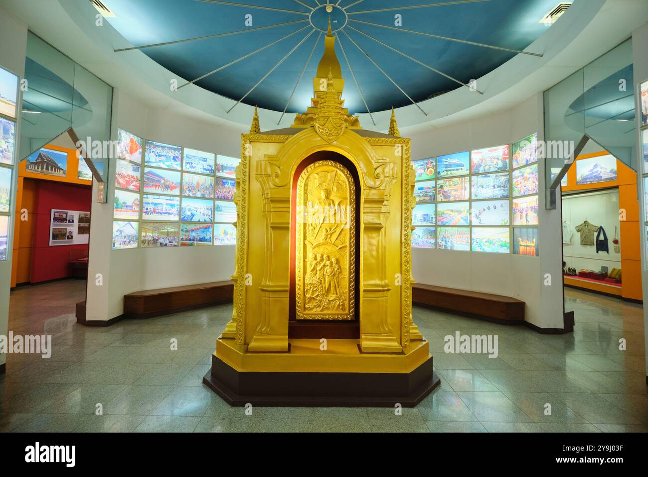 Un monumento d'oro allo sviluppo, al patriottismo del nuovo paese, al governo. Al leader comunista Kayson Phomvihan Museum di Vientiane, Laos. Foto Stock