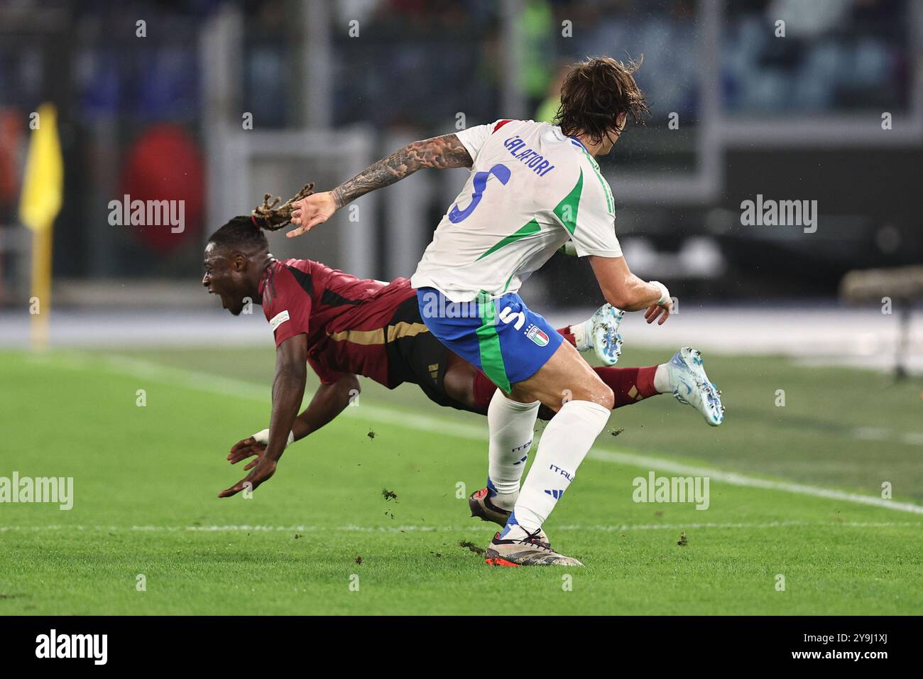 Jeremy Doku (Belgio)Riccardo Calafiori (Italia) durante la partita di UEFA 'Nations League' tra Italia 2-2 Belgio allo Stadio Olimpico il 10 ottobre 2024 a PRoma, Italia. Crediti: Maurizio Borsari/AFLO/Alamy Live News Foto Stock