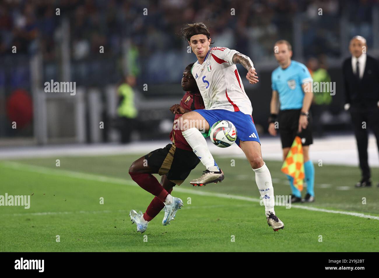 Riccardo Calafiori (Italia)Jeremy Doku (Belgio) durante la partita di UEFA 'Nations League' tra Italia 2-2 Belgio allo Stadio Olimpico il 10 ottobre 2024 a PRoma, Italia. Crediti: Maurizio Borsari/AFLO/Alamy Live News Foto Stock