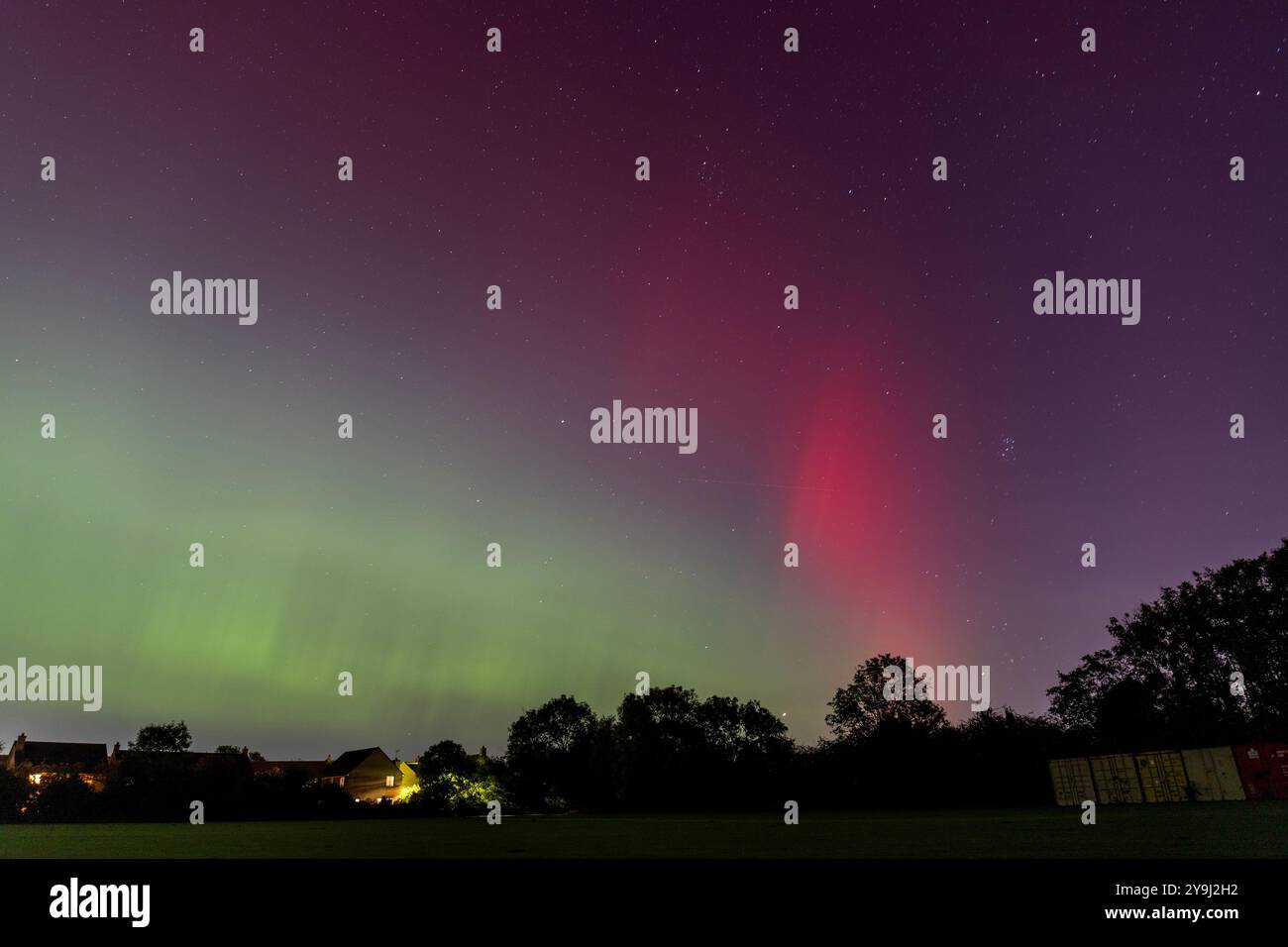 Cambridge, Regno Unito. 10 ottobre 2024. L'aurora boreale illumina il cielo notturno di Caldecote, nel Cambridgeshire meridionale. Crediti: Chris Radburn/Alamy Live News Foto Stock