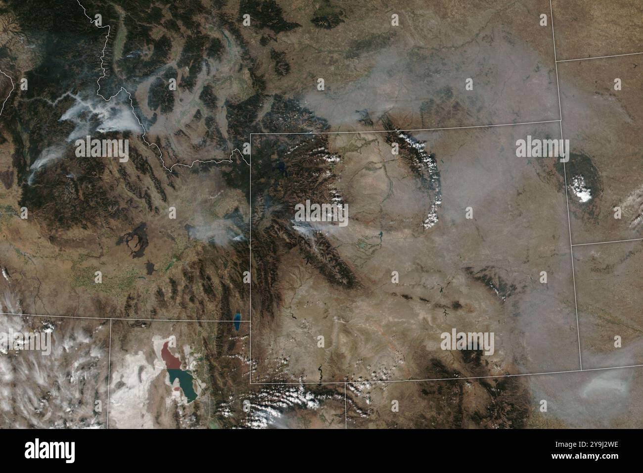Wyoming, Stati Uniti. 7 ottobre 2024. Fumo emesso da un incendio nelle foreste del Wyoming occidentale all'inizio di ottobre 2024. I venti forti e la bassa umidità aiutarono l'incendio del Pack Trail a diffondersi su 60.000 acri, costringendo le persone a evacuare da cabine, case e ranch a ovest di Dubois, Wyoming, secondo i notiziari locali. Un fulmine ha acceso l'incendio il 15 settembre. Il fumo proveniente da più fuochi in Idaho può essere visto anche nell'immagine sopra, acquisita dalla VIIRS (Visible Infrared Imaging Radiometer Suite) sul satellite Suomi NPP, che mostra una visione più ampia della regione. Almeno dal 9 ottobre Foto Stock