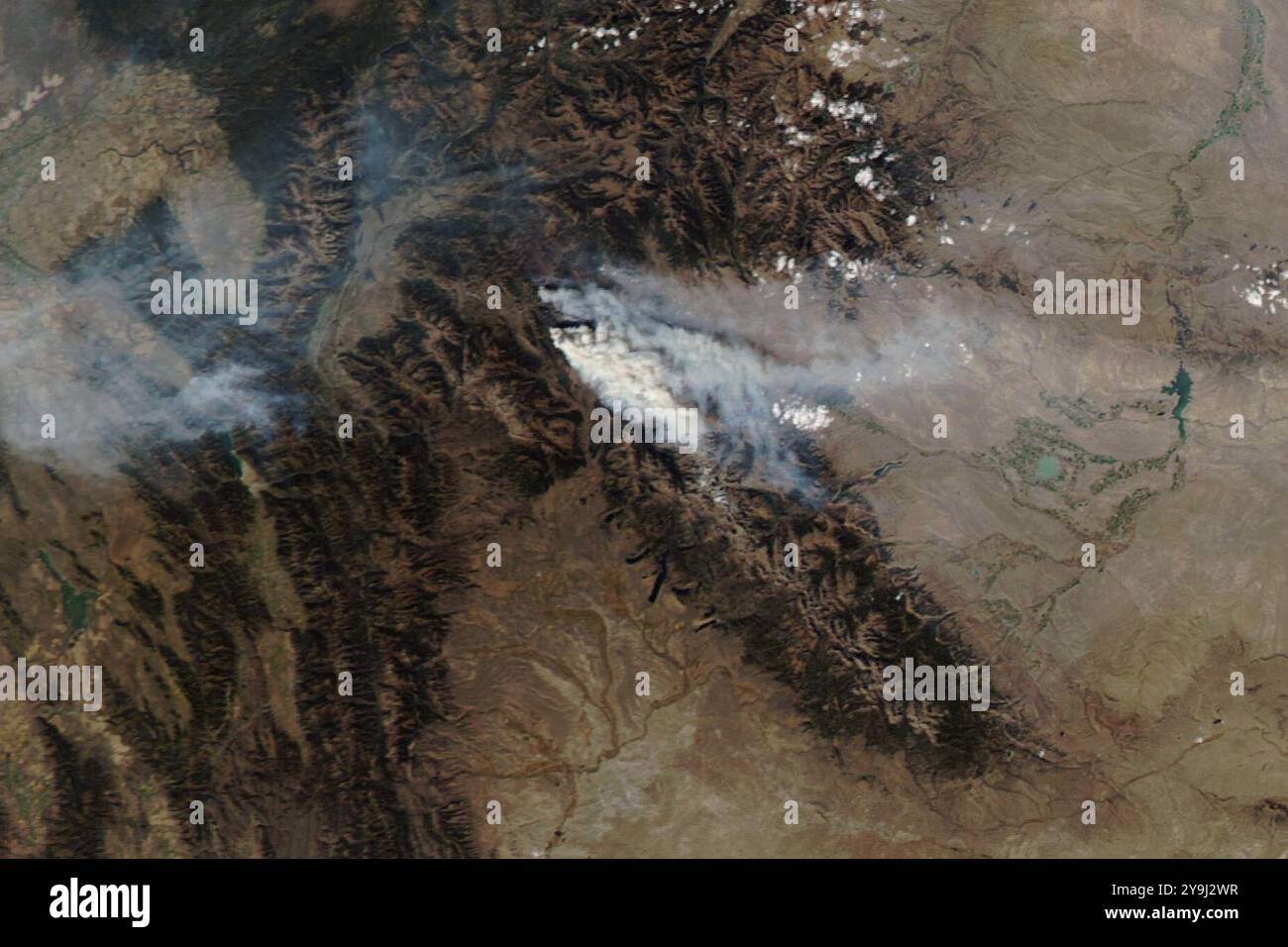 Wyoming, Stati Uniti. 7 ottobre 2024. Fumo emesso da un incendio nelle foreste del Wyoming occidentale all'inizio di ottobre 2024. I venti forti e la bassa umidità aiutarono l'incendio del Pack Trail a diffondersi su 60.000 acri, costringendo le persone a evacuare da cabine, case e ranch a ovest di Dubois, Wyoming, secondo i notiziari locali. Un fulmine ha acceso l'incendio il 15 settembre, e ha continuato a bruciare oltre tre settimane dopo sia nella Bridger-Teton National Forest che nella Shoshone National Forest. Dal 6 ottobre, venti di gusto fino a 60 miglia (97 chilometri) all'ora aiutarono l'incendio a diffondersi a 7 miglia verso est, masticando Foto Stock