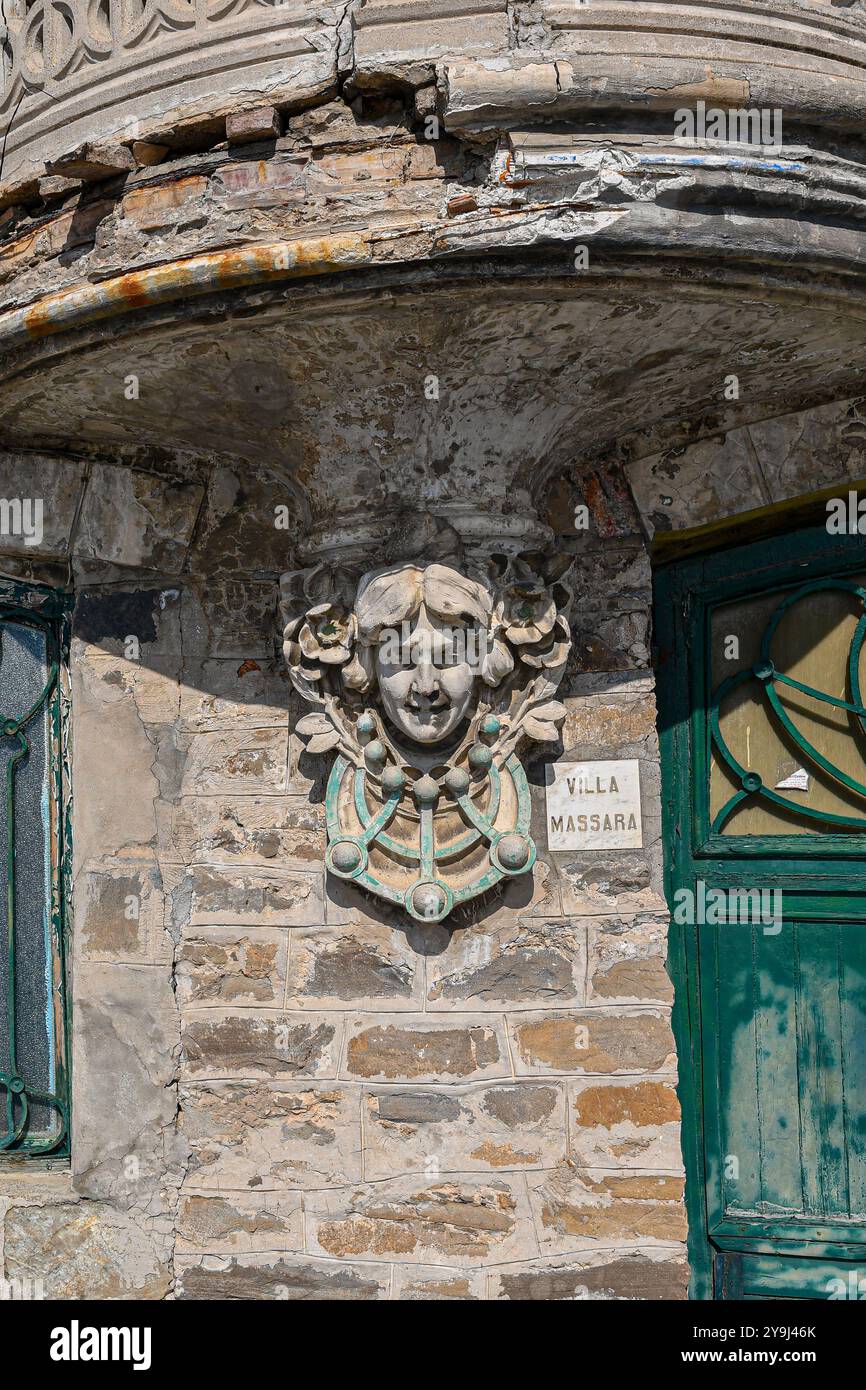 Particolare dell'esterno di Villa Massara, una villa in stile Liberty sul lungomare di Alassio, con altorilievo, Savona, Liguria, Italia Foto Stock