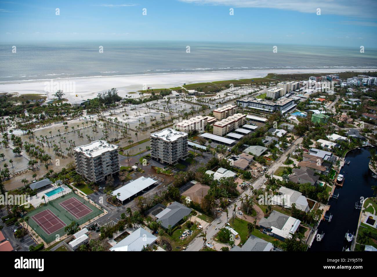 Siesta Key, Stati Uniti. 10 ottobre 2024. Vista aerea di Siesta Key sommersa dall'ondata di tempesta dall'uragano Milton, 10 ottobre 2024 a Siesta Key, Florida. Milton sbatté direttamente su Siesta Key, come uragano di categoria 3. Crediti: Sergente Neysa Huertas Quinones/US Army Photo/Alamy Live News Foto Stock