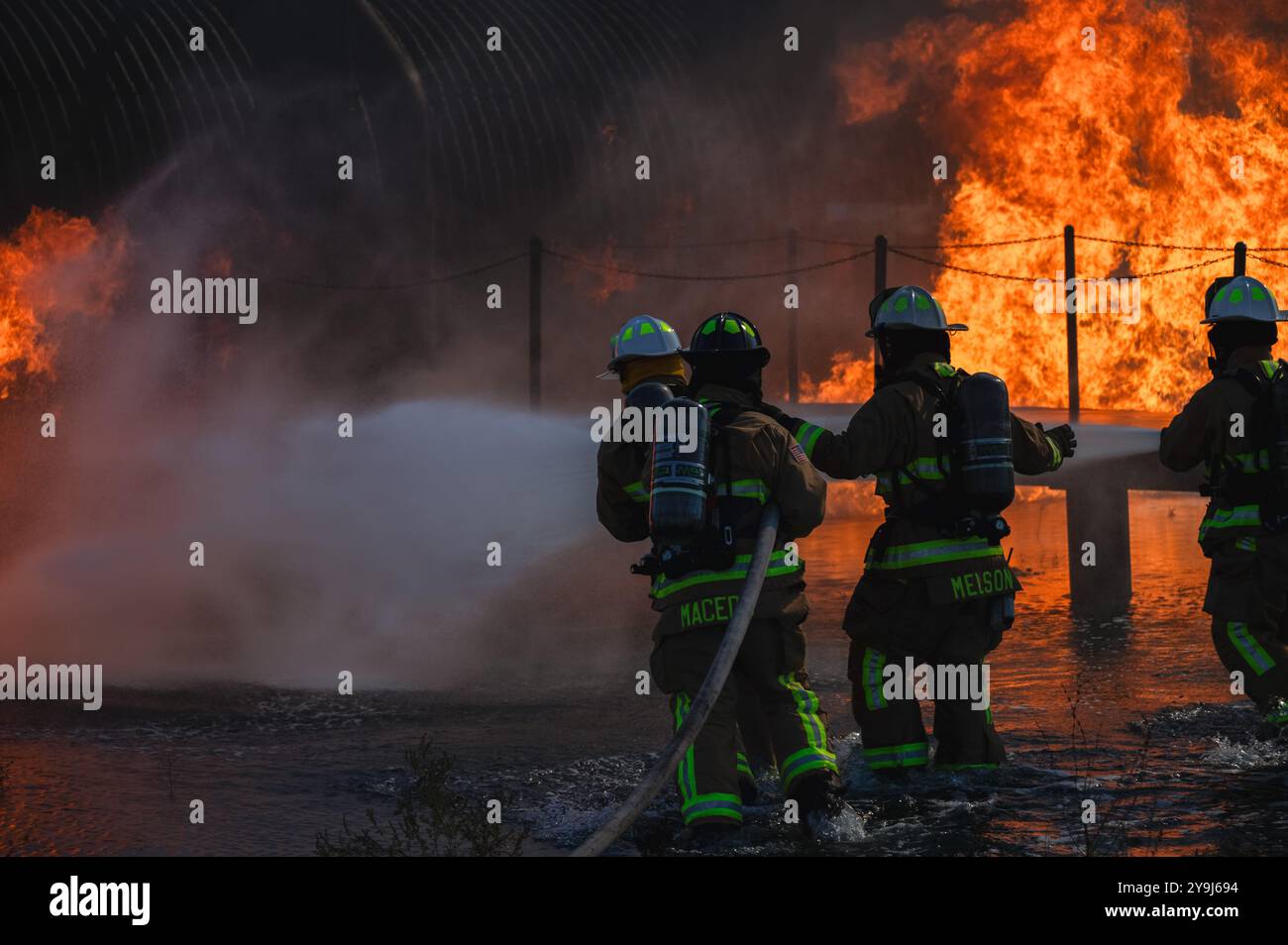 Da sinistra, il comandante dell'aeronautica statunitense Kevin W. Helms, capo del comando del 316th Wing, l'Airman senior Aaron Macedo, un vigile del fuoco assegnato al 316th Civil Engineer Squadron, e Michael Melson, 316 capo del battaglione del CES, combattono incendi durante un'esercitazione di fuoco dal vivo presso Joint base Andrews, MD, 7 ottobre 2024. Nell'ambito della Fire Prevention Week, l'esercitazione ha simulato il sito dell'incidente di un aereo C-17 nell'area di addestramento antincendio, in cui i partecipanti devono spegnere un incendio di carburante in funzione da uno dei motori. (Foto U.S. Air Force di staff Sgt. Alex Broome) Foto Stock
