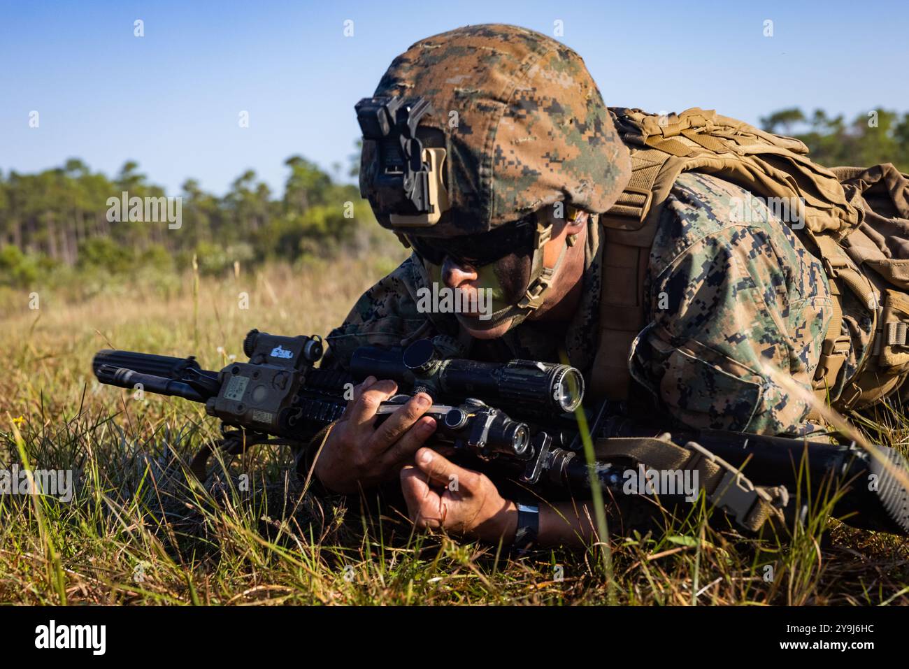 Peter Fontenot, un Marine di supporto al fuoco con il 3rd Battalion, 6th Marine Regiment, 2nd Marine Division, Low crawls durante una Marine Corps Combat Readiness Evaluation presso la Marine Corps base Camp Lejeune, Carolina del Nord, il 7 ottobre 2024. MCCRE coinvolge una serie di scenari e sfide che mettono alla prova la capacità dell'unità di pianificare, coordinare ed eseguire missioni complesse, tra cui operazioni offensive e difensive, logistica e comunicazioni. (Foto del corpo dei Marines degli Stati Uniti di Nathan Mitchell) Foto Stock
