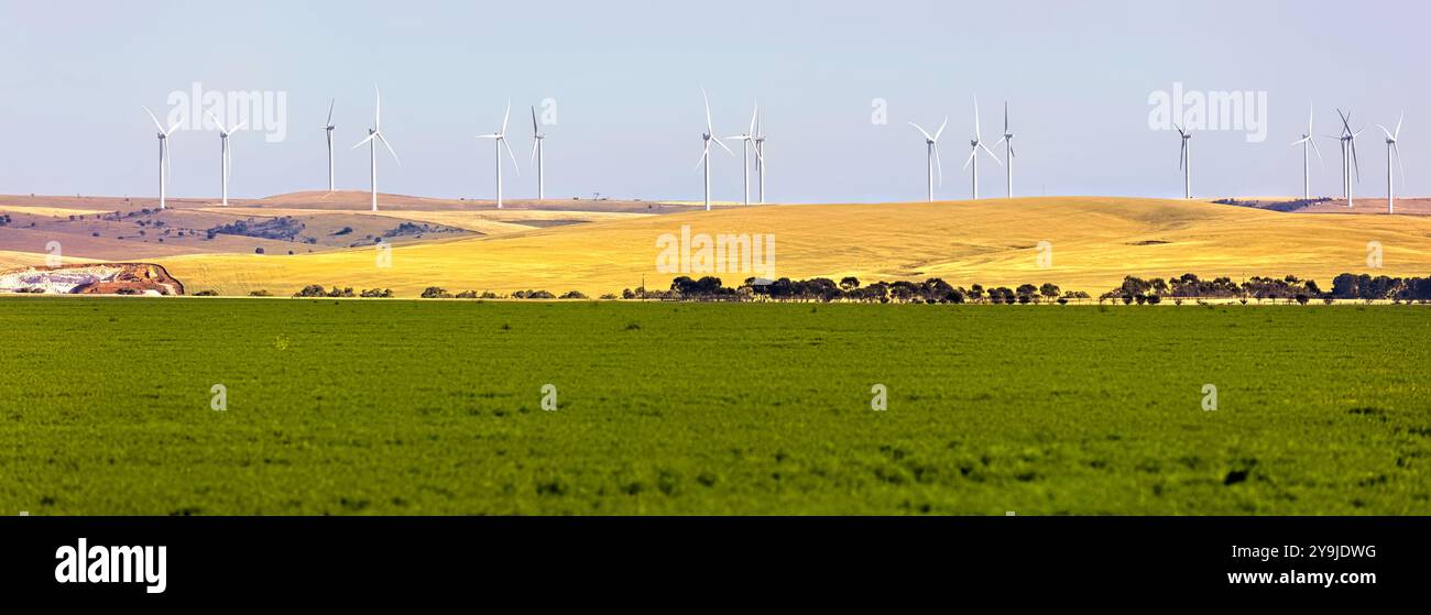 Terreni agricoli e generatori eolici lungo le Barunga e Hummocks Ranges, Australia meridionale Foto Stock