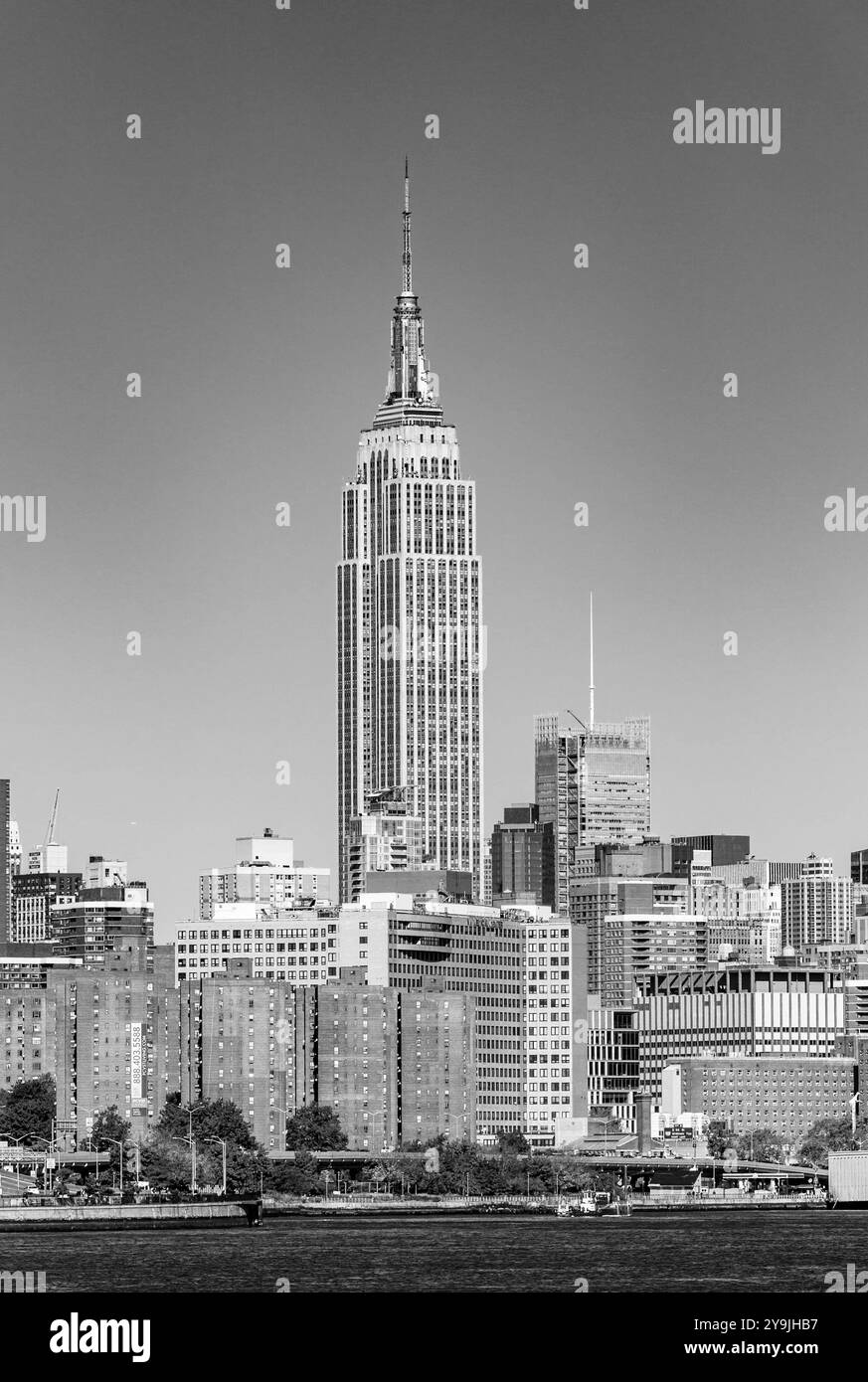 New York, USA - 23 ottobre 2015: L'Empire State Building brilla nel pomeriggio a New York, USA. L'Empire State Building è un Landmar di 102 piani Foto Stock