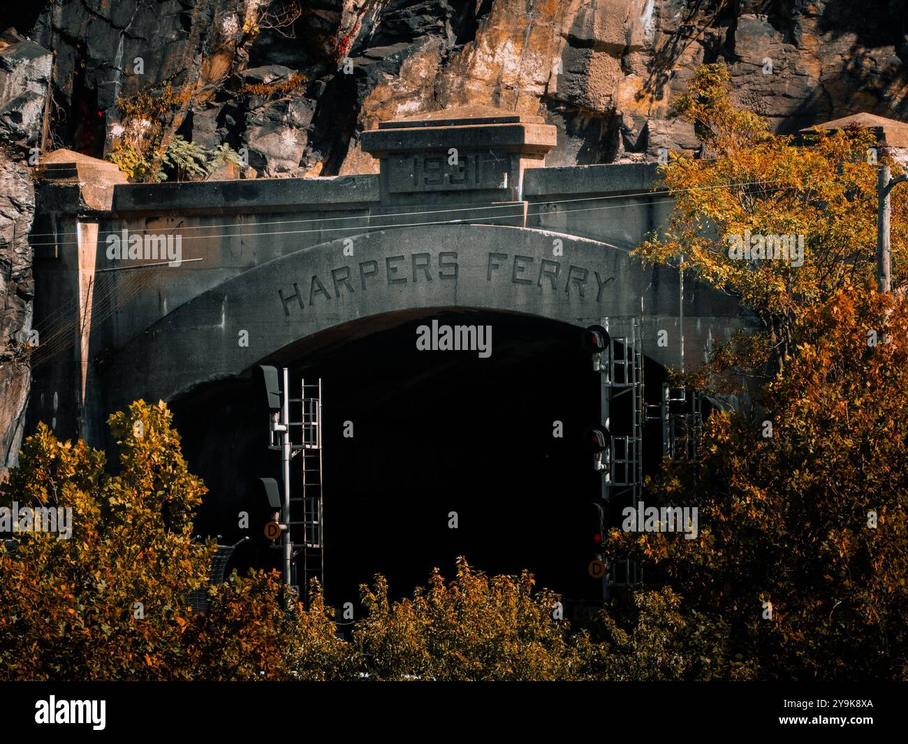 Ingresso tramite tunnel sui binari del treno attraverso la montagna sul fiume Potomac a Harpers Ferry West Virginia Foto Stock