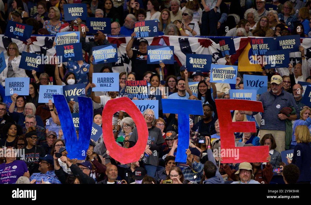 Pittsburgh, Stati Uniti. 10 ottobre 2024. Sostenitore del vicepresidente Kamala Harris prima dell'arrivo dell'ex presidente Barack Obama alla Fitzgerald Field House nel campus dell'Università di Pittsburgh a Pittsburgh giovedì 10 ottobre 2024. Foto di Archie Carpenter/UPI. Crediti: UPI/Alamy Live News Foto Stock