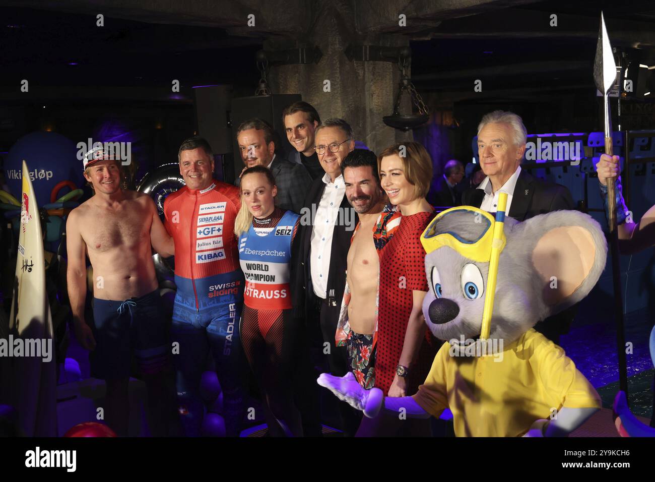 La famiglia Mack, operatori di Europapark Rust, in occasione dell'apertura del nuovo speed slide Vikingglop con le stelle, atleta di slittino Anna Berreiter (Berchtesg Foto Stock