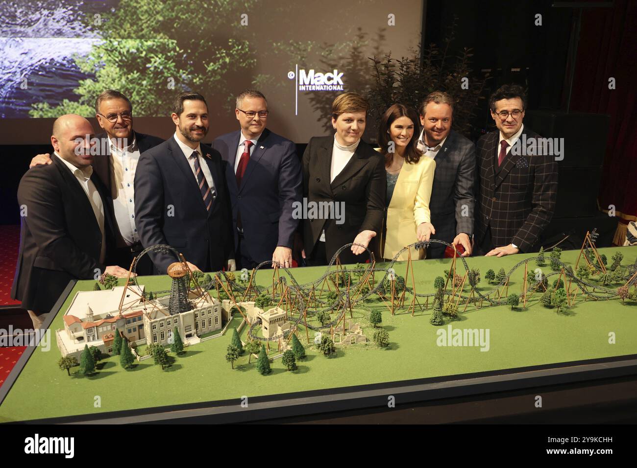 C'è ancora un po' di attesa, anche se la nuova montagna è già finita, almeno in forma di modello. Alla conferenza stampa per l'apertura del Foto Stock