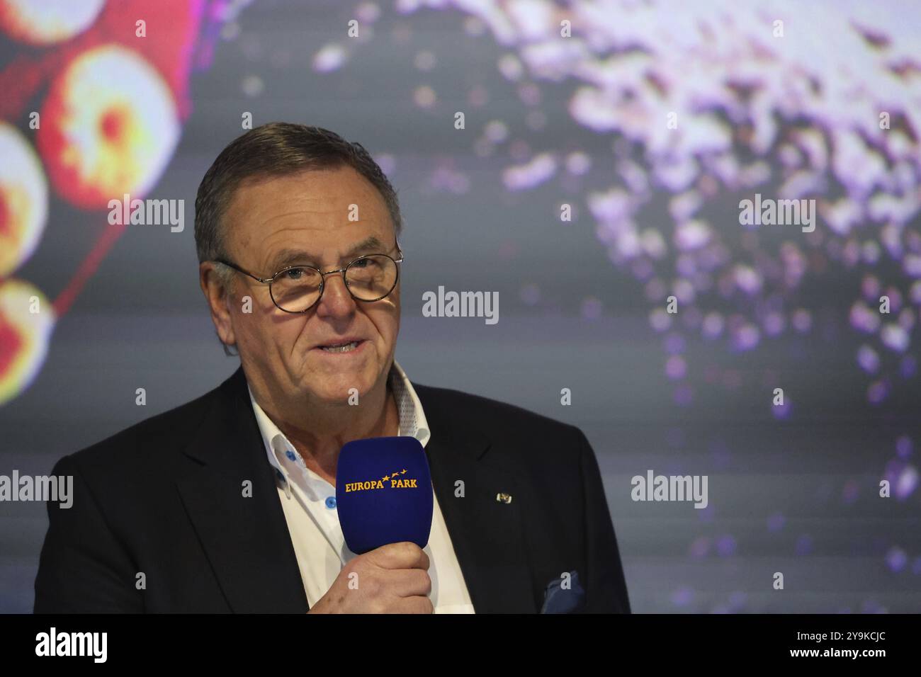 Il dott. Roland Mack (Amministratore delegato di Europapark Rust) a Europapark Rust alla conferenza stampa per l'apertura della stagione 2023 Foto Stock